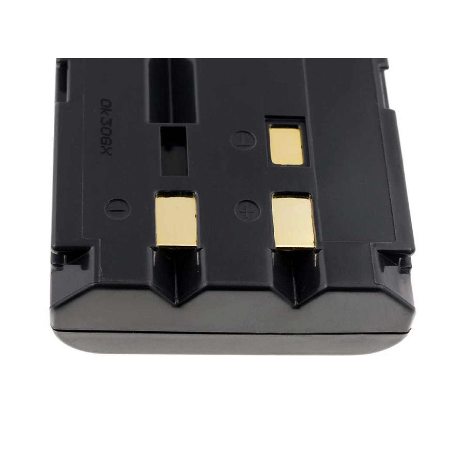 Batería negra con contactos dorados. La batería es rectangular y tiene una carcasa de plástico negro.