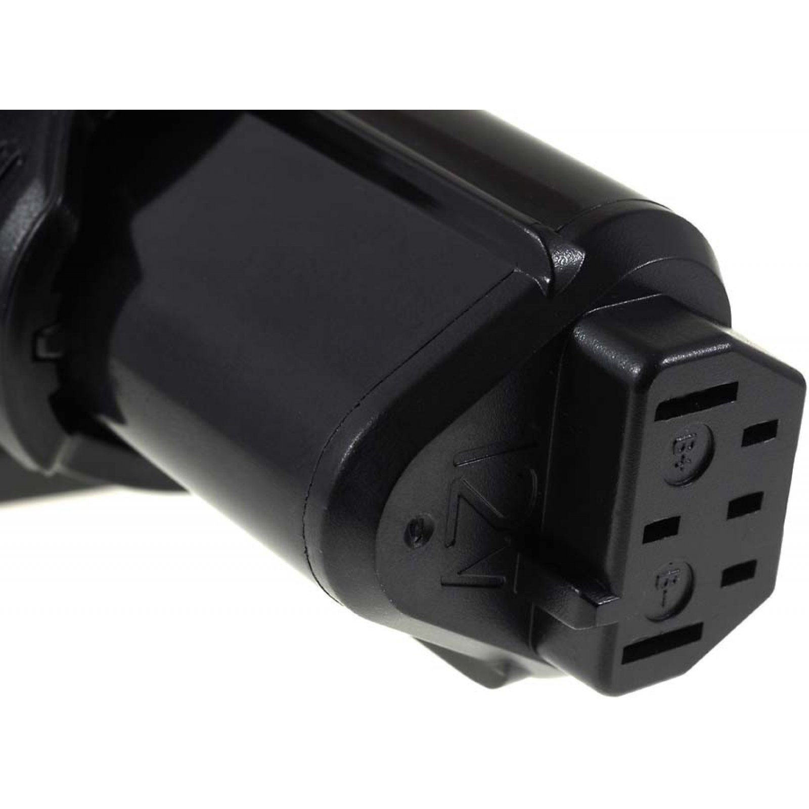 Schwarzer Stecker für Elektrofahrzeug-Ladegerät. Graue Details. Weißer Hintergrund. Nahaufnahme.