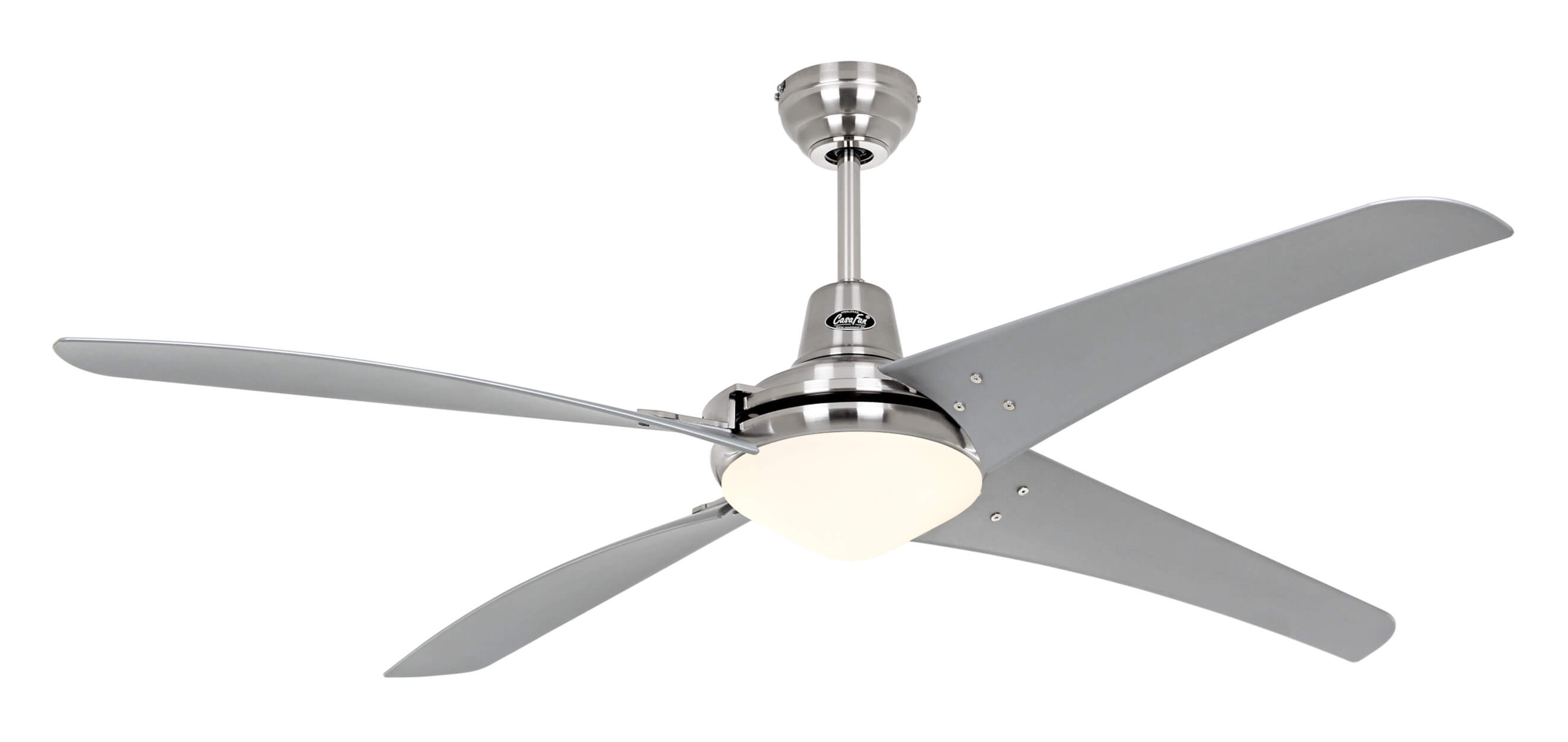 Ventilatore da soffitto con 4 pale argentate, un alloggiamento motore argentato e un'apparecchio di illuminazione centrale.