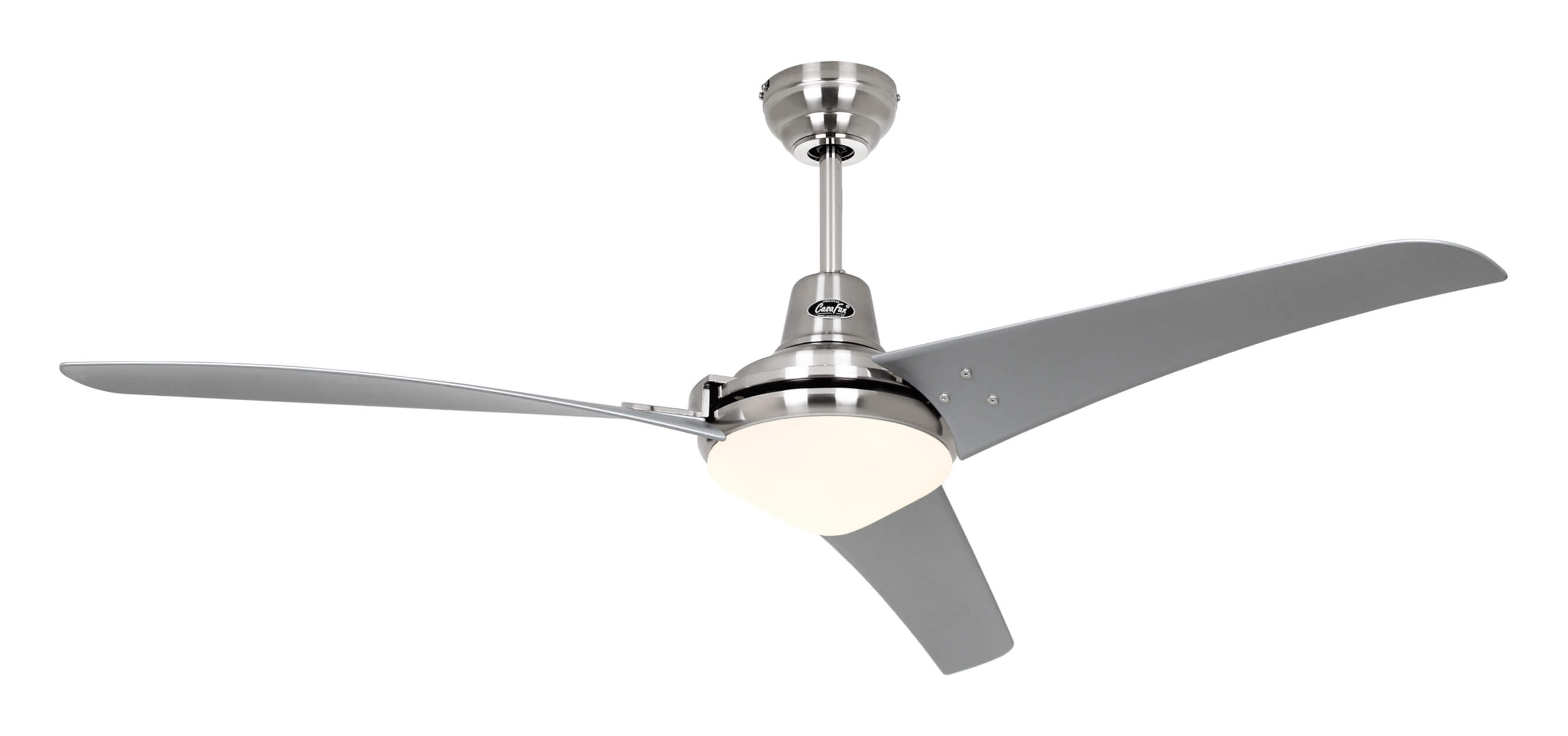 Ventilatore da soffitto argentato con tre pale e un apparecchio di illuminazione, su sfondo bianco.