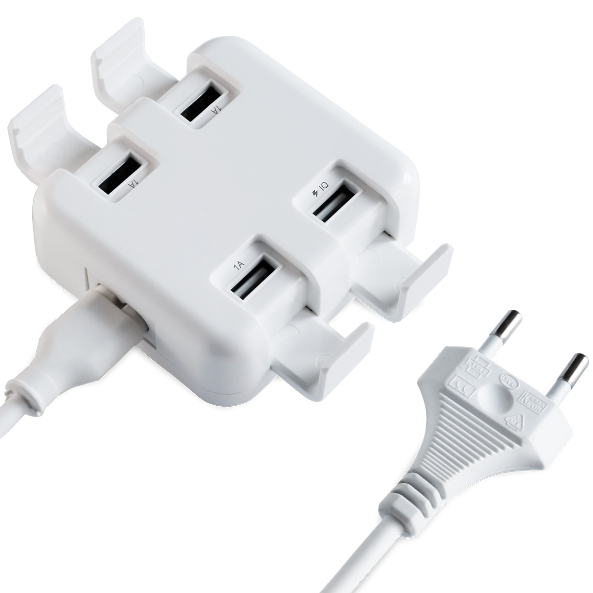 Ein weißes USB-Ladegerät mit vier Anschlüssen und einem Stecker, auf weißem Grund.