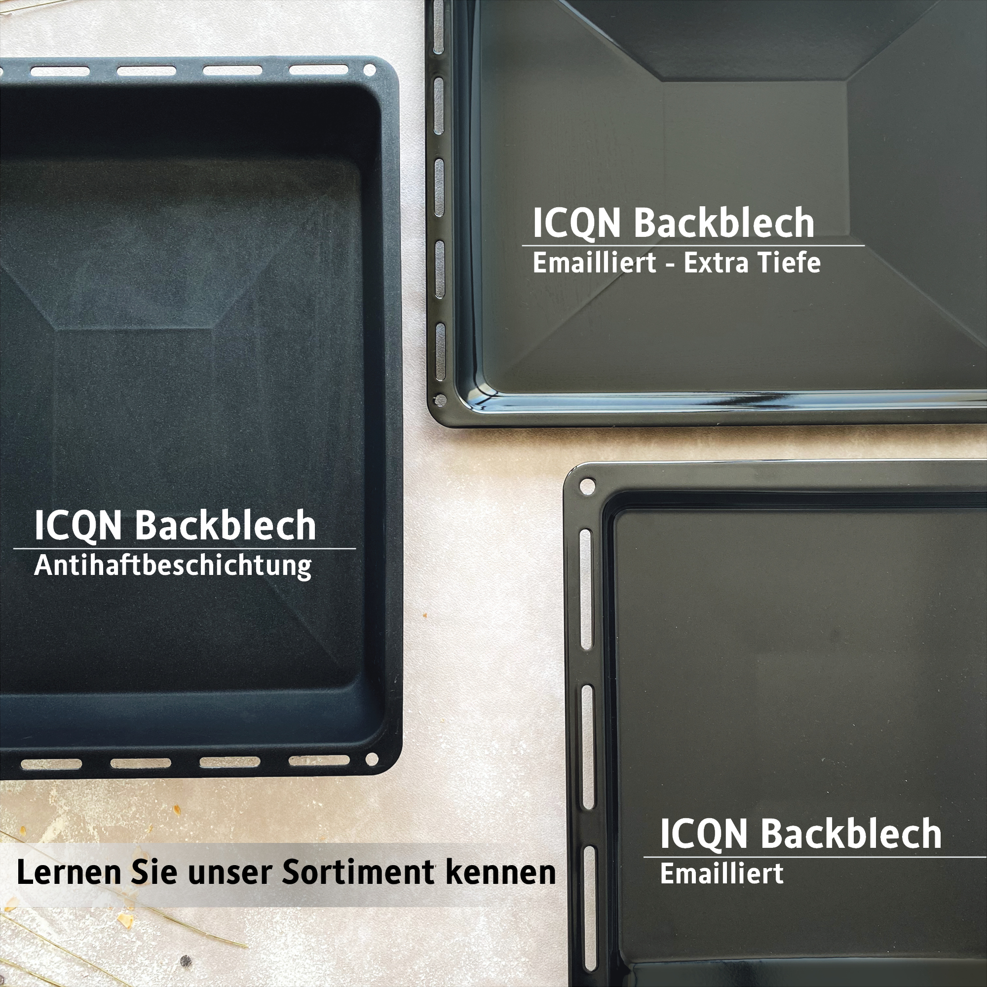 Drei schwarze Backbleche mit deutschen Textbeschriftungen. Die Bleche befinden sich auf einer hellen Oberfläche.