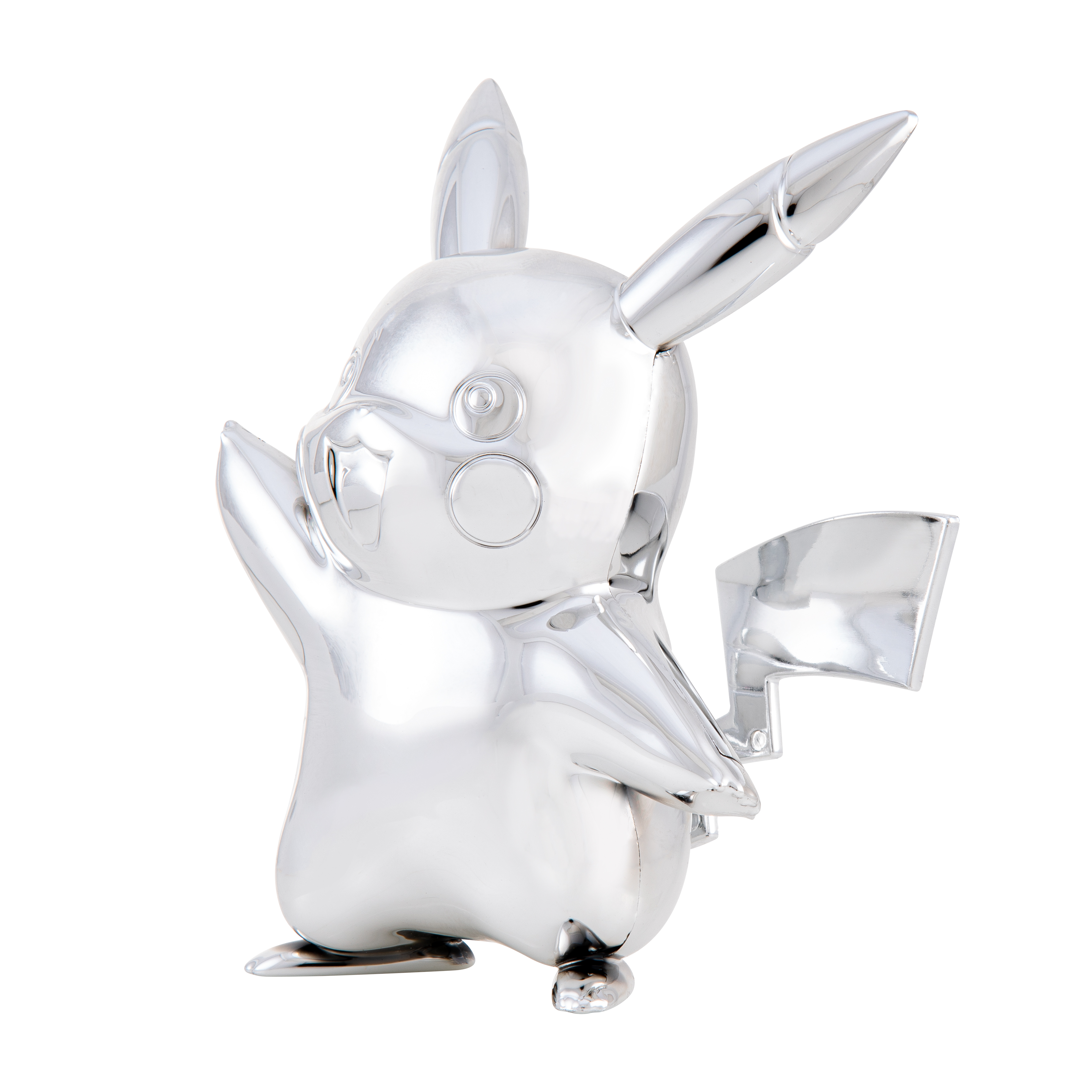 Glänzende silberne Pikachu-Statue mit erhobenem Arm, vor weißem Hintergrund.
