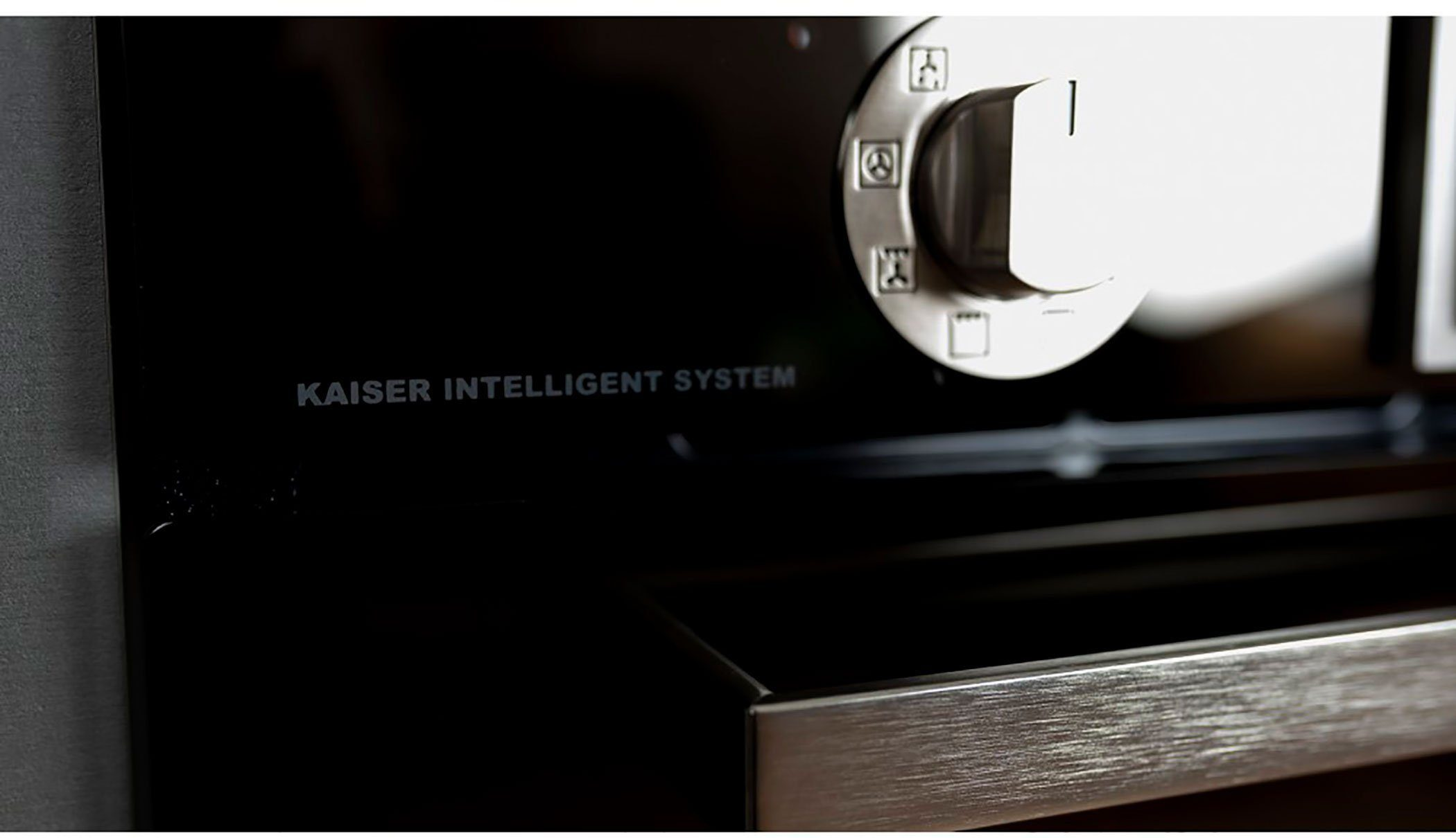 Nahaufnahme eines schwarzen Ofens mit dem Text 'KAISER INTELLIGENT SYSTEM'.