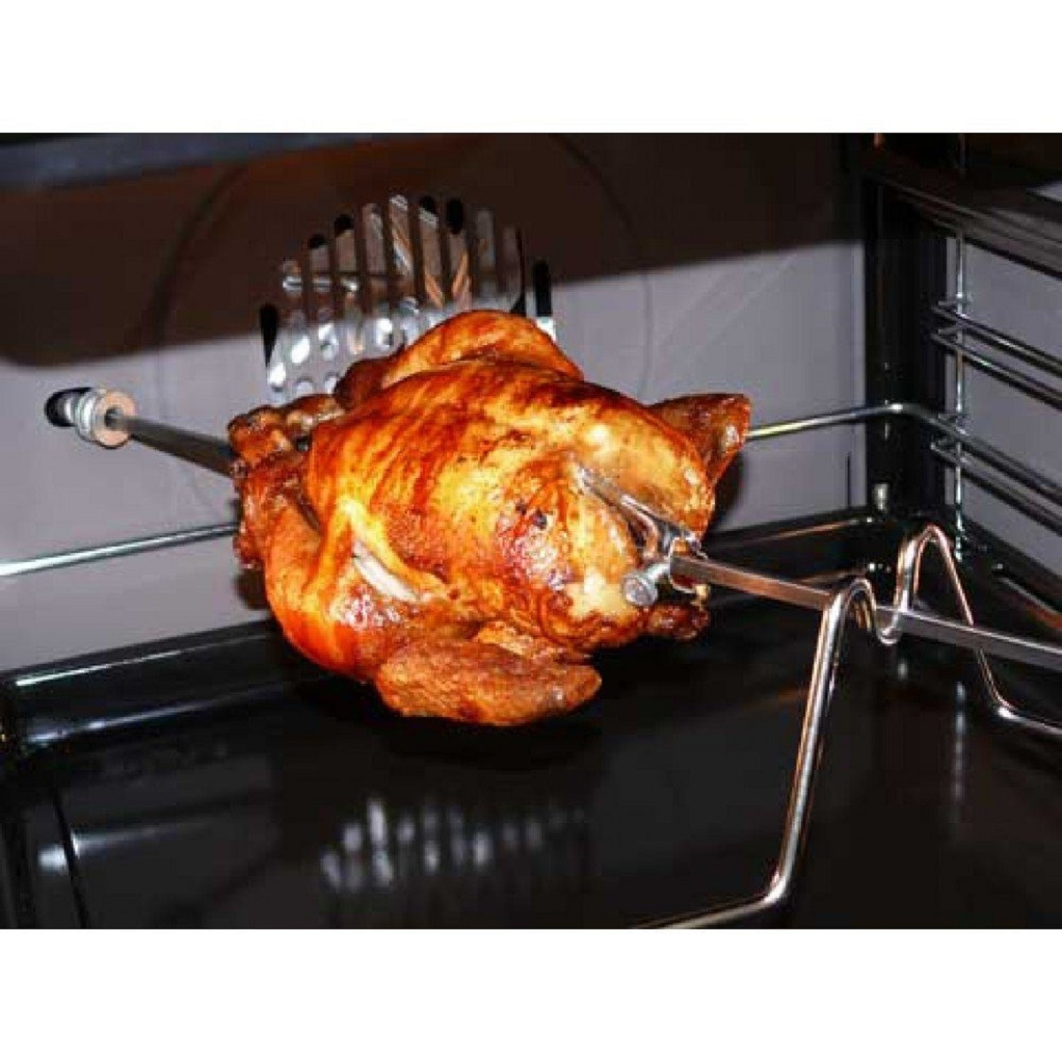 Gebratenes Hähnchen am Drehspieß im Ofen.