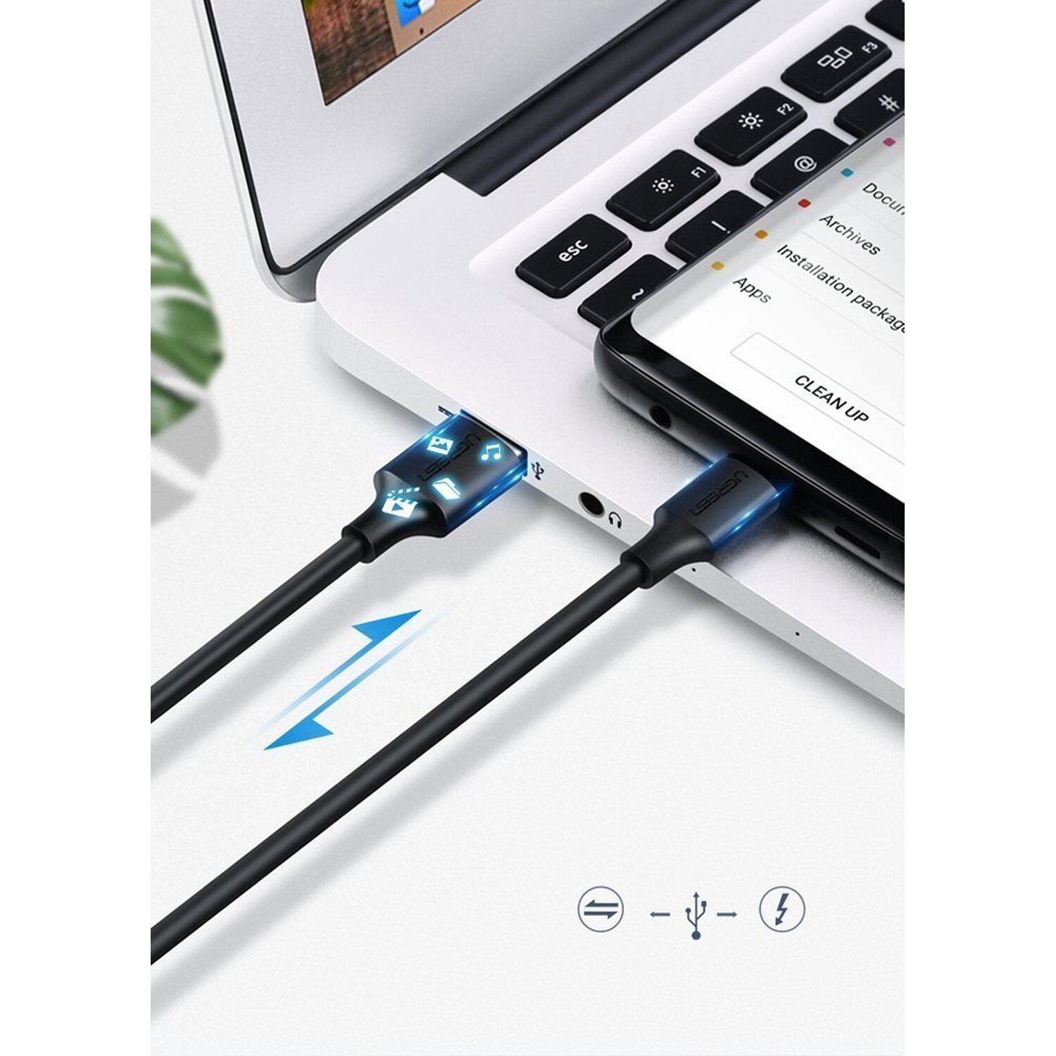 Laptop podłączony do smartfona za pomocą kabla USB, pokazujący transfer danych.