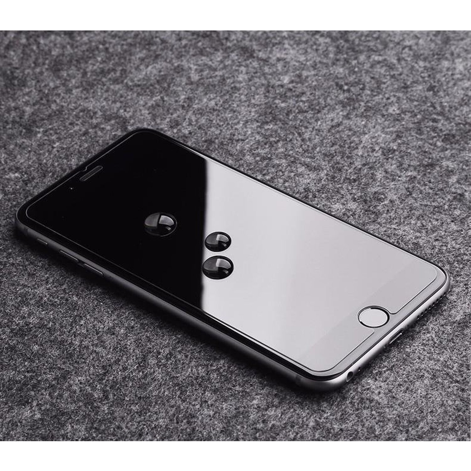 Ein Smartphone mit angebrachter Displayschutzfolie, das auf einer strukturierten grauen Oberfläche liegt.