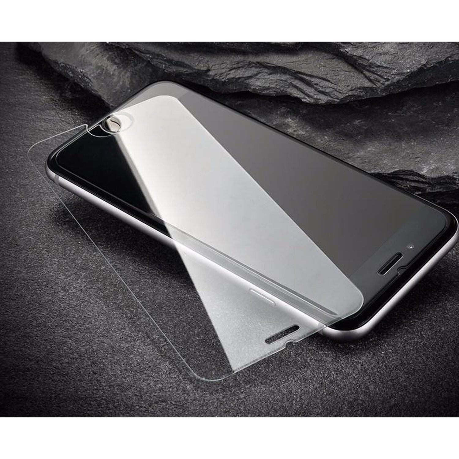 Ein Smartphone mit angebrachtem klarem Displayschutz liegt auf einer strukturierten dunklen Oberfläche.