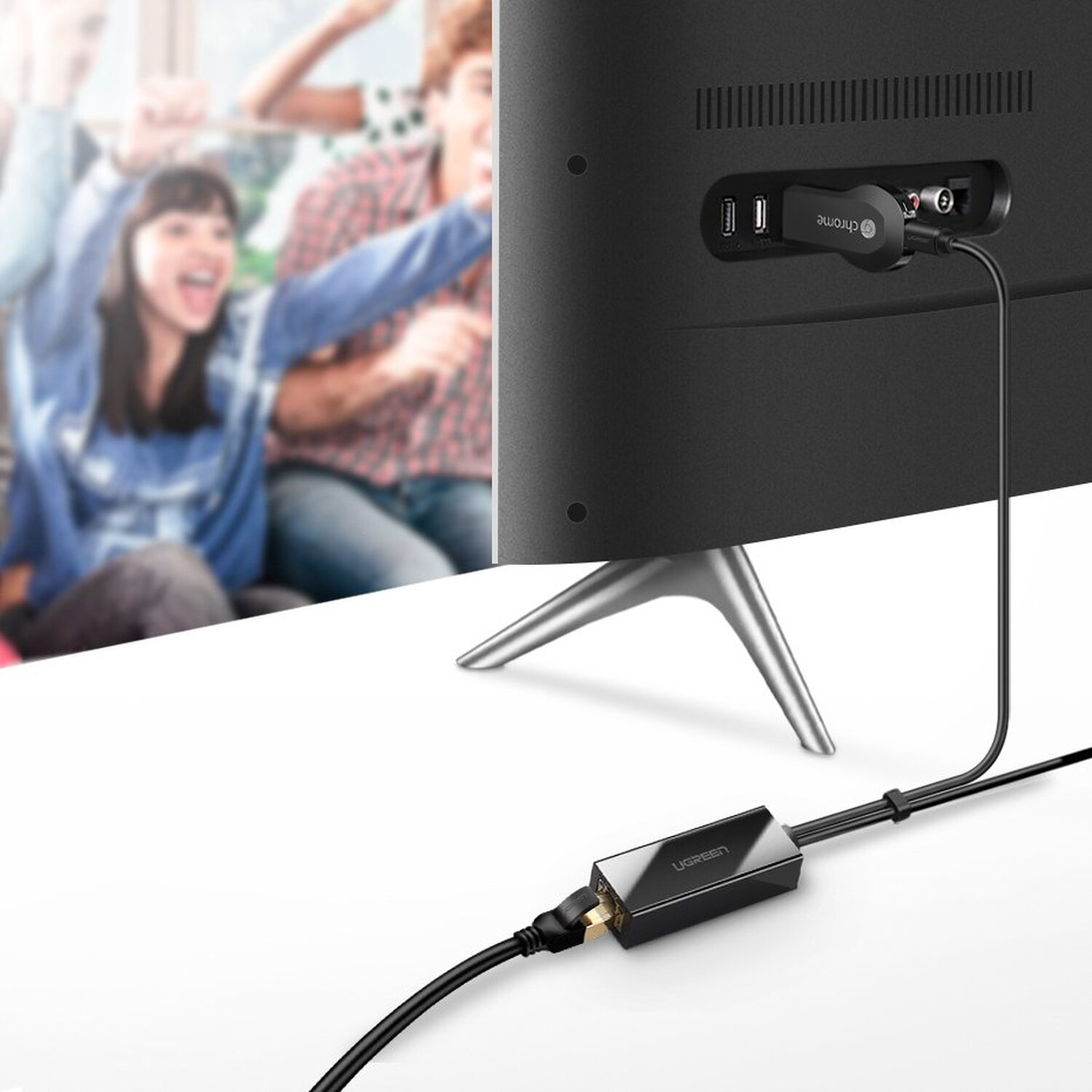 Fernseher mit Chromecast und angeschlossenen Geräten. Menschen im Hintergrund. HDMI-Adapter gezeigt.