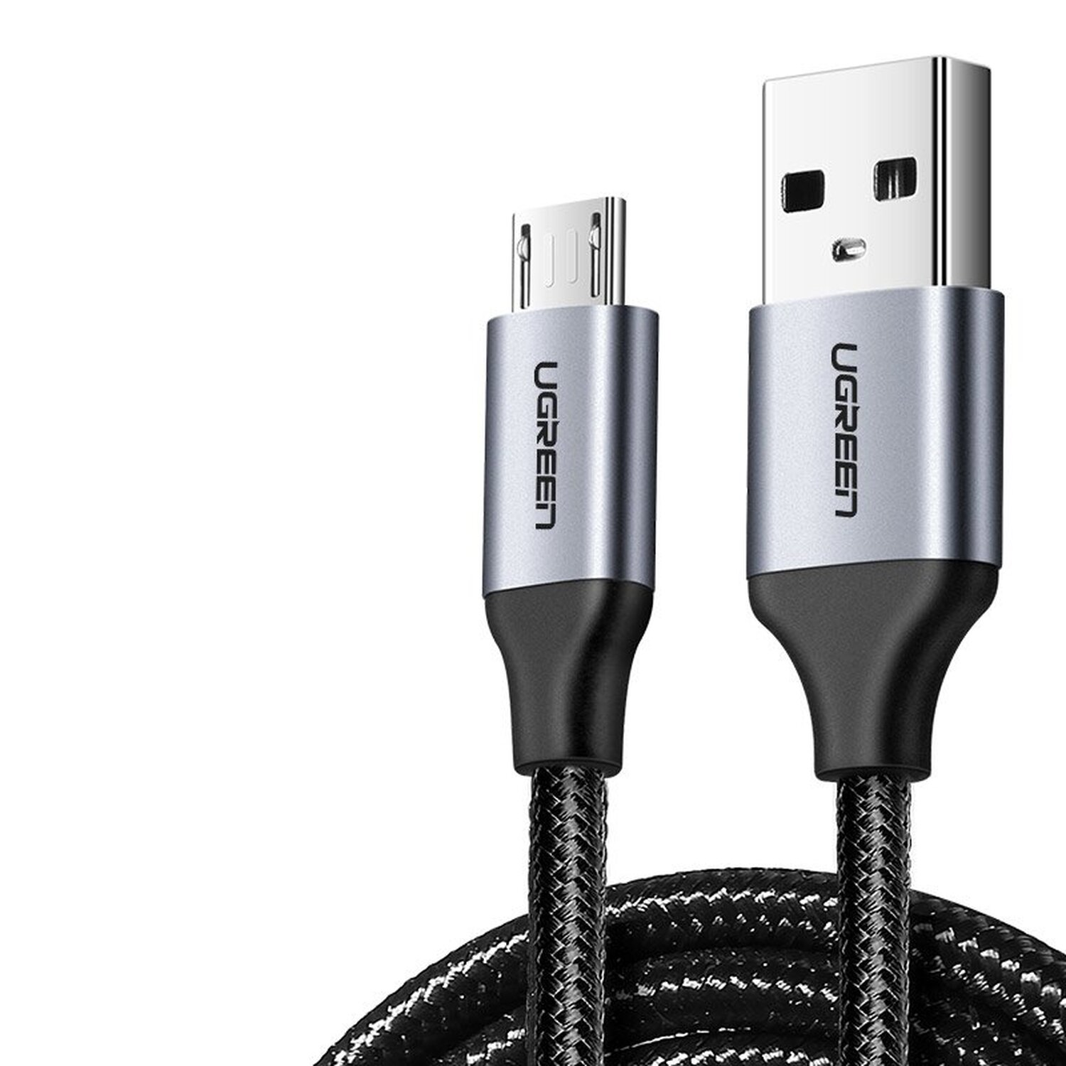 Kabel UGREEN USB do micro USB. Jest czarny z plecionym wzorem i srebrnymi złączami na szarej powierzchni.