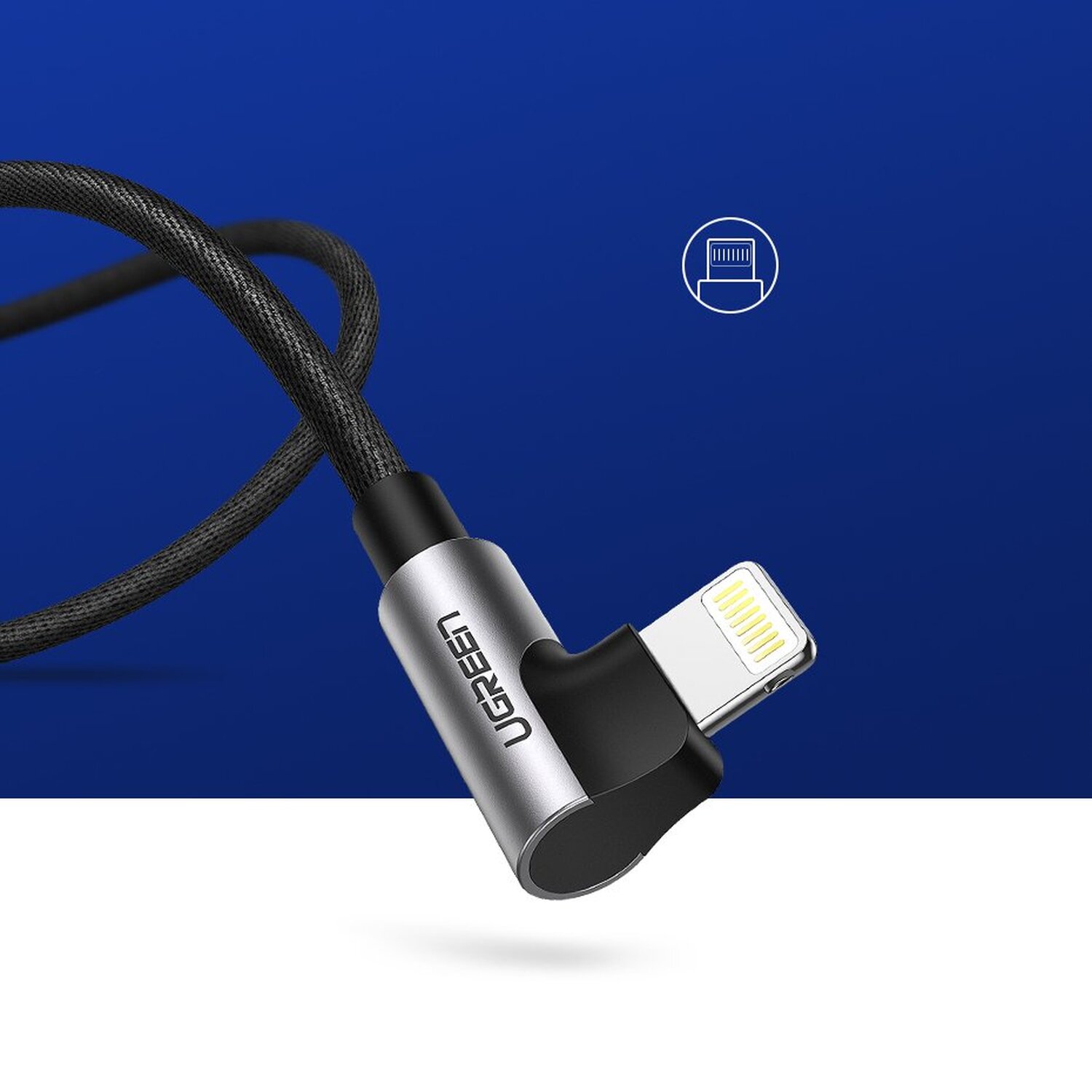 Schwarzes und silbernes UGREEN-Kabel mit 90-Grad-Anschluss. Blauer Hintergrund.