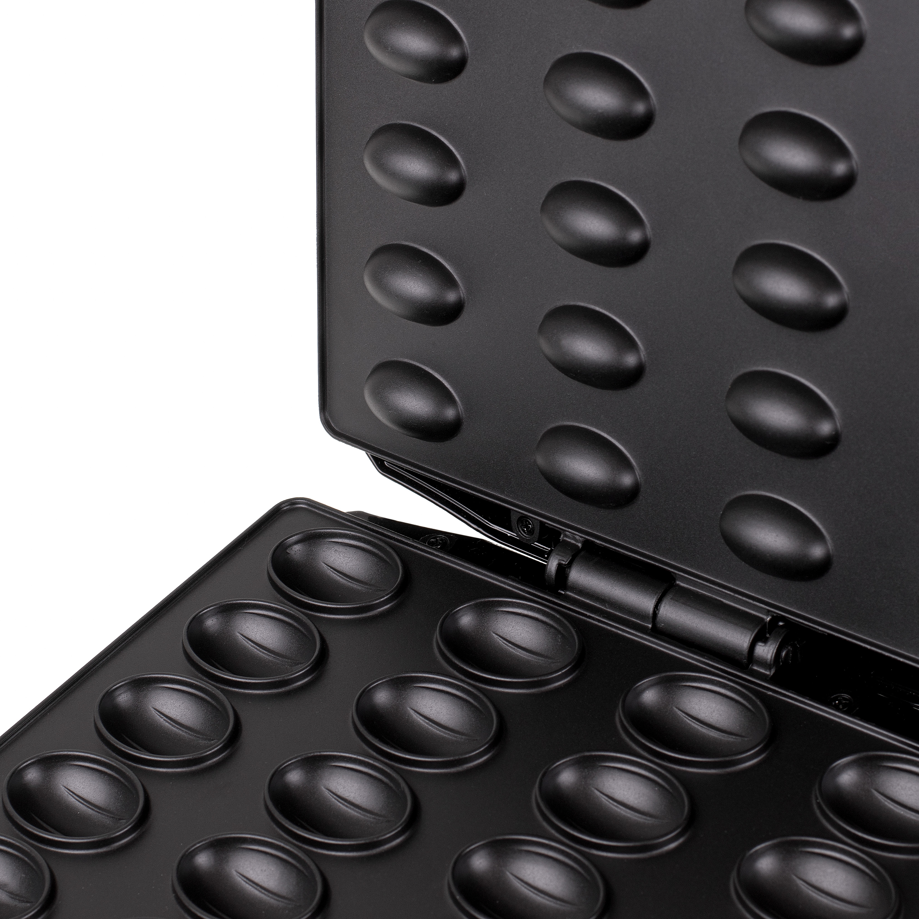 Czarny gofrownica, otwarta, pokazująca powierzchnie do gotowania. Białe tło.