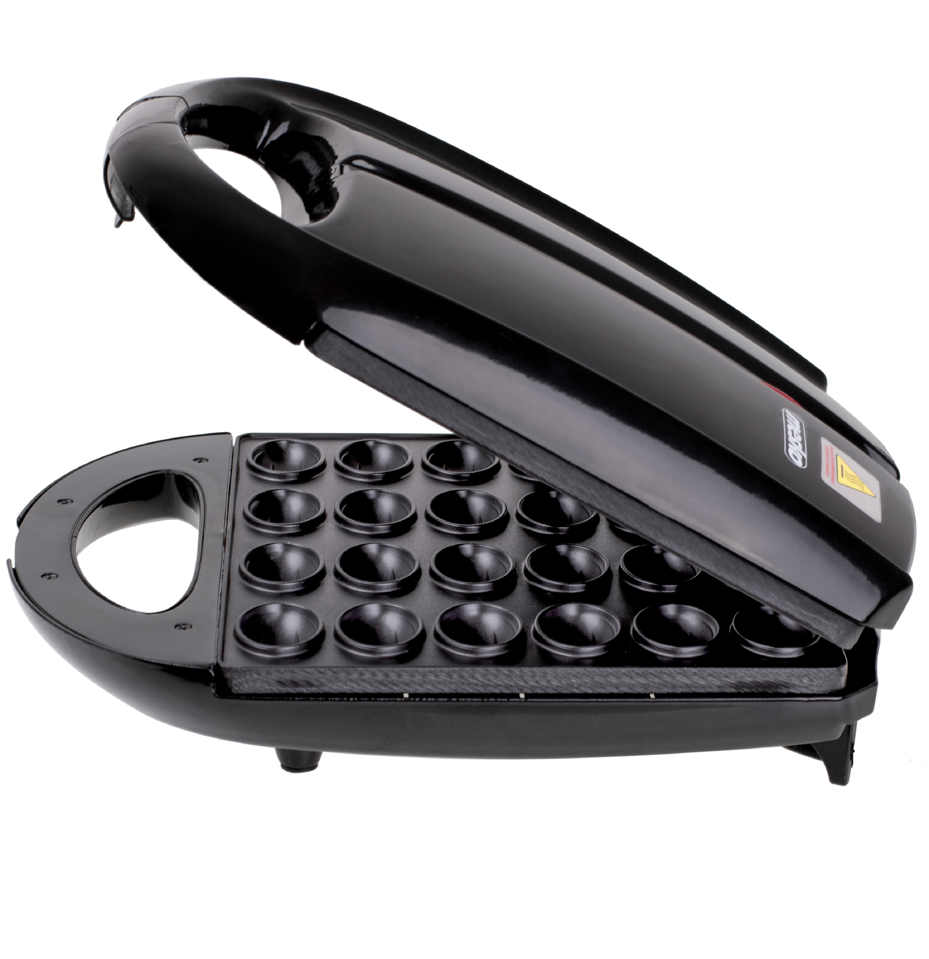 Czarny gofrownica, otwarta, z wieloma okrągłymi zagłębieniami. Białe tło.