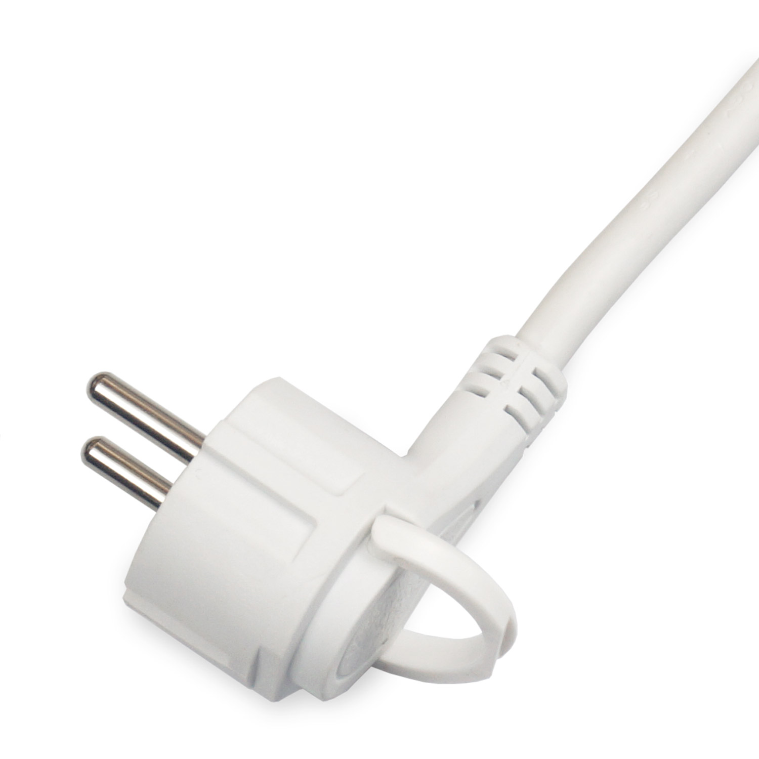 Weißer Netzstecker mit zwei Metallstiften und weißem Kabel, vor weißem Hintergrund.