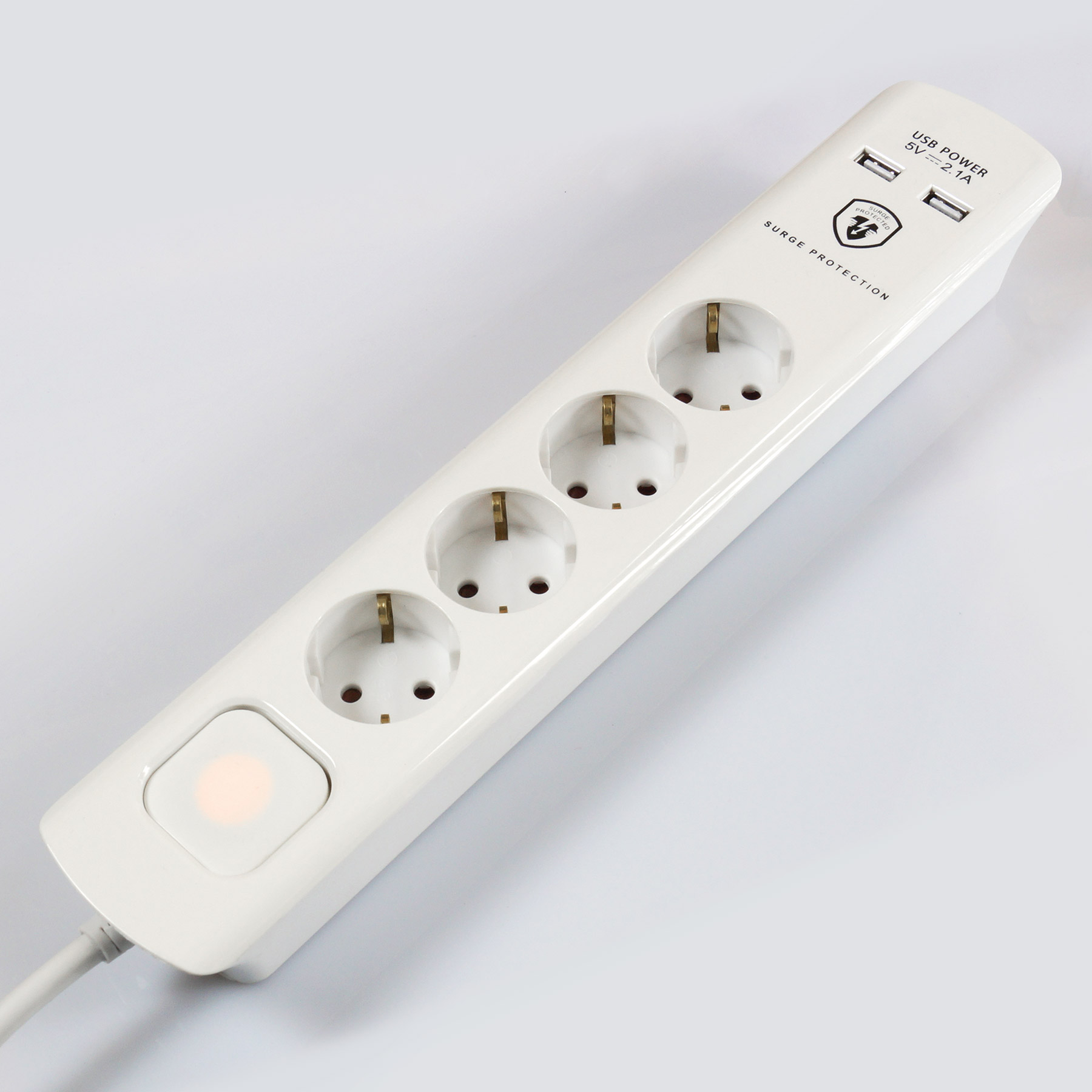 Weiße Steckdosenleiste mit vier Steckdosen, zwei USB-Anschlüssen und Schalter.