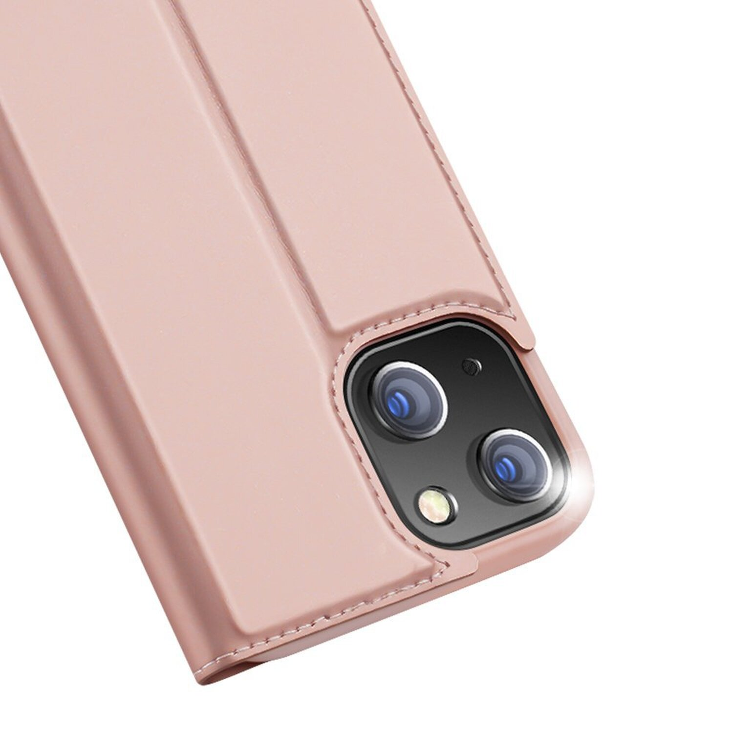 Nahaufnahme einer rosa Handyhülle mit Kameraobjektiv-Ausschnitt. Genähte Kanten sind sichtbar.