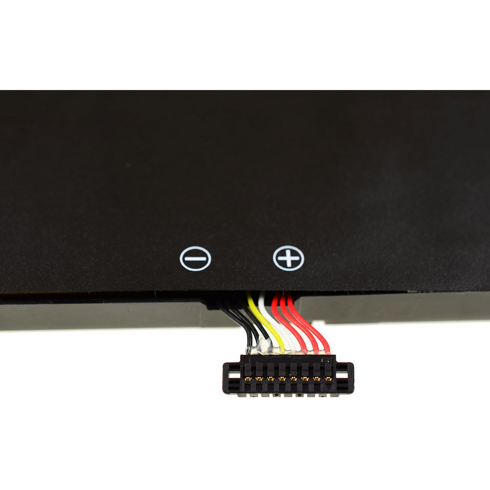 Primer plano del conector de la batería del portátil. Plástico negro con cables coloridos y fondo blanco.