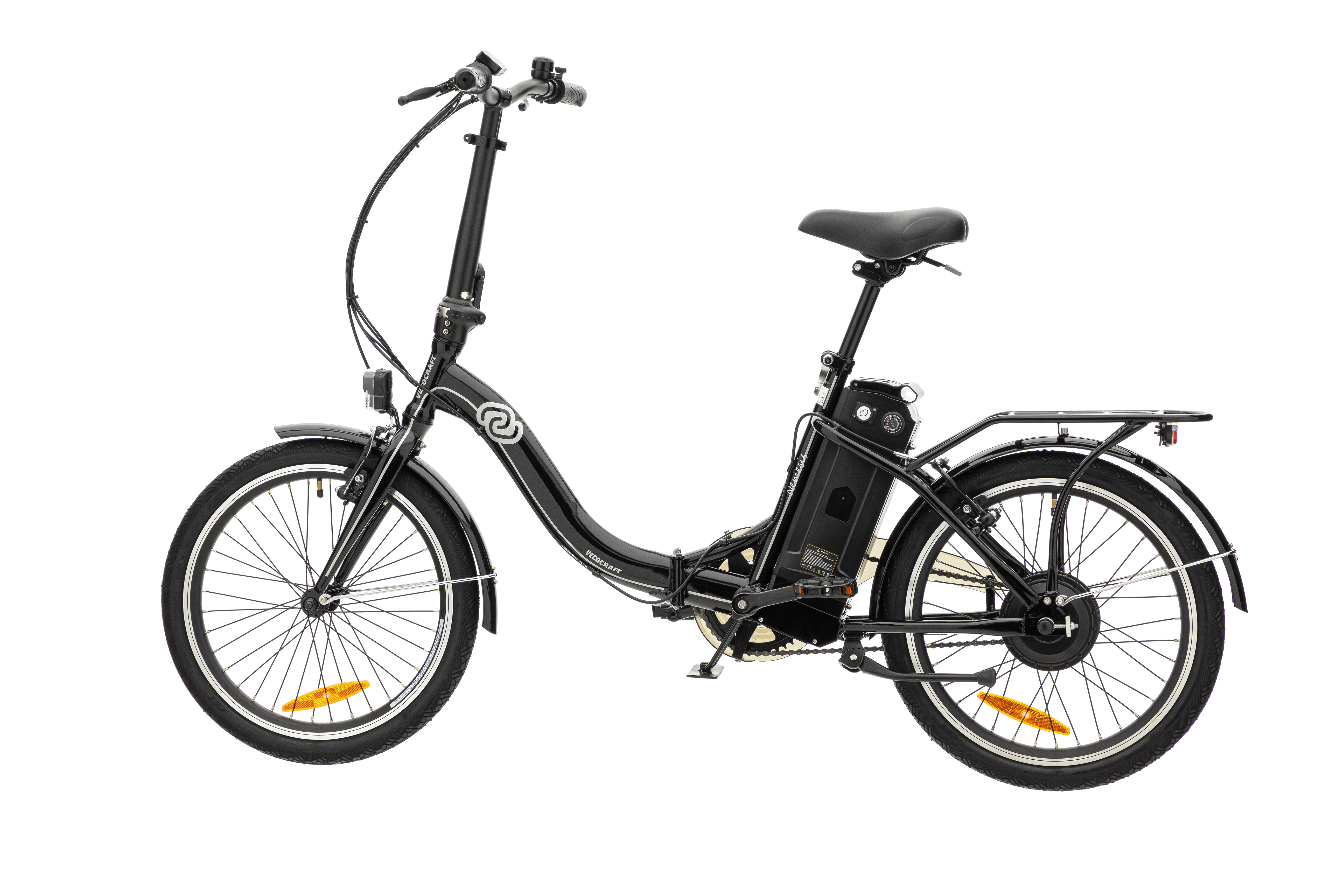 Ein schwarzes, zusammenklappbares Elektrofahrrad mit Akku und Gepäckträger, isoliert auf weißem Hintergrund.