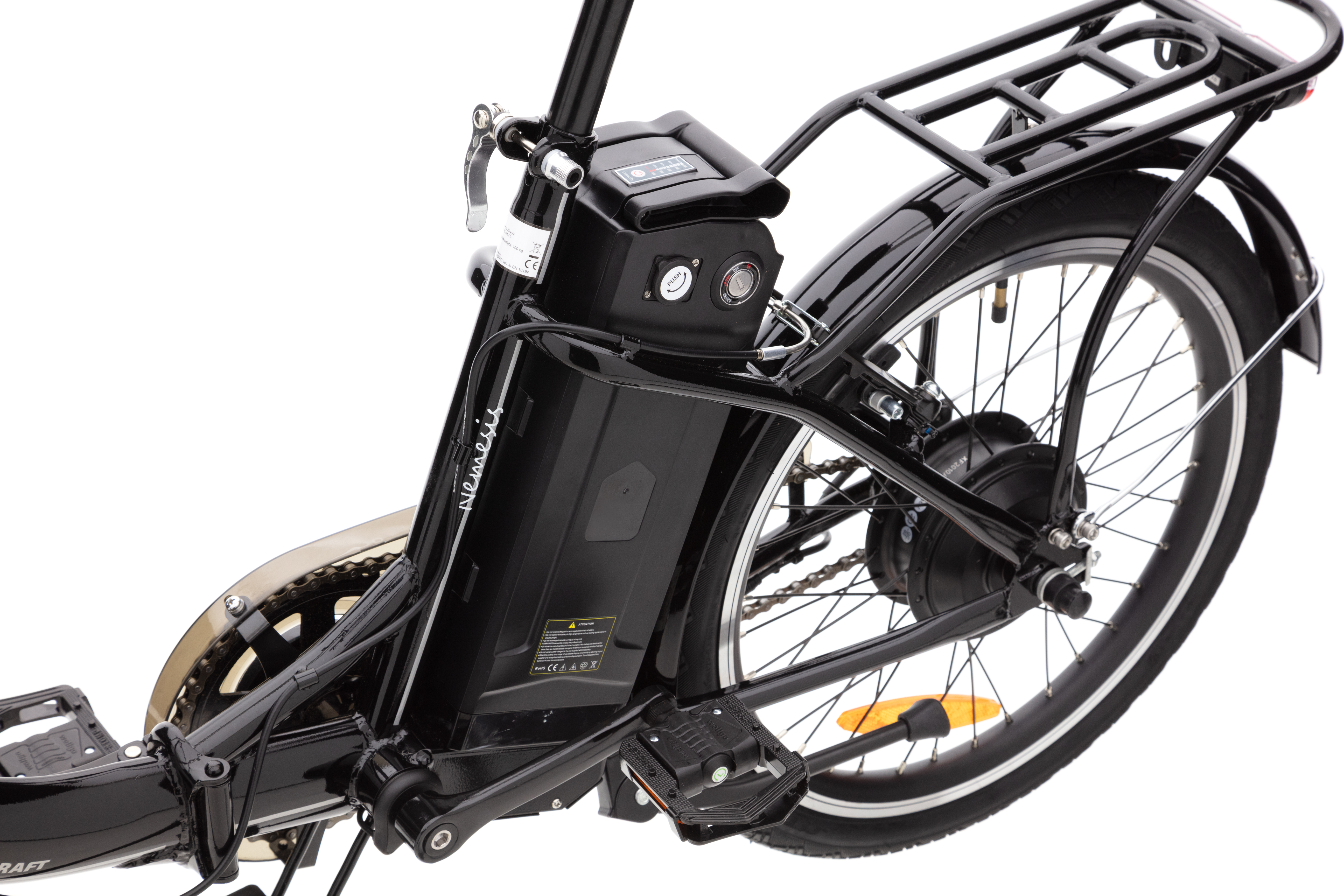 Schwarzes Elektrofahrrad mit Akku und Hinterrad.