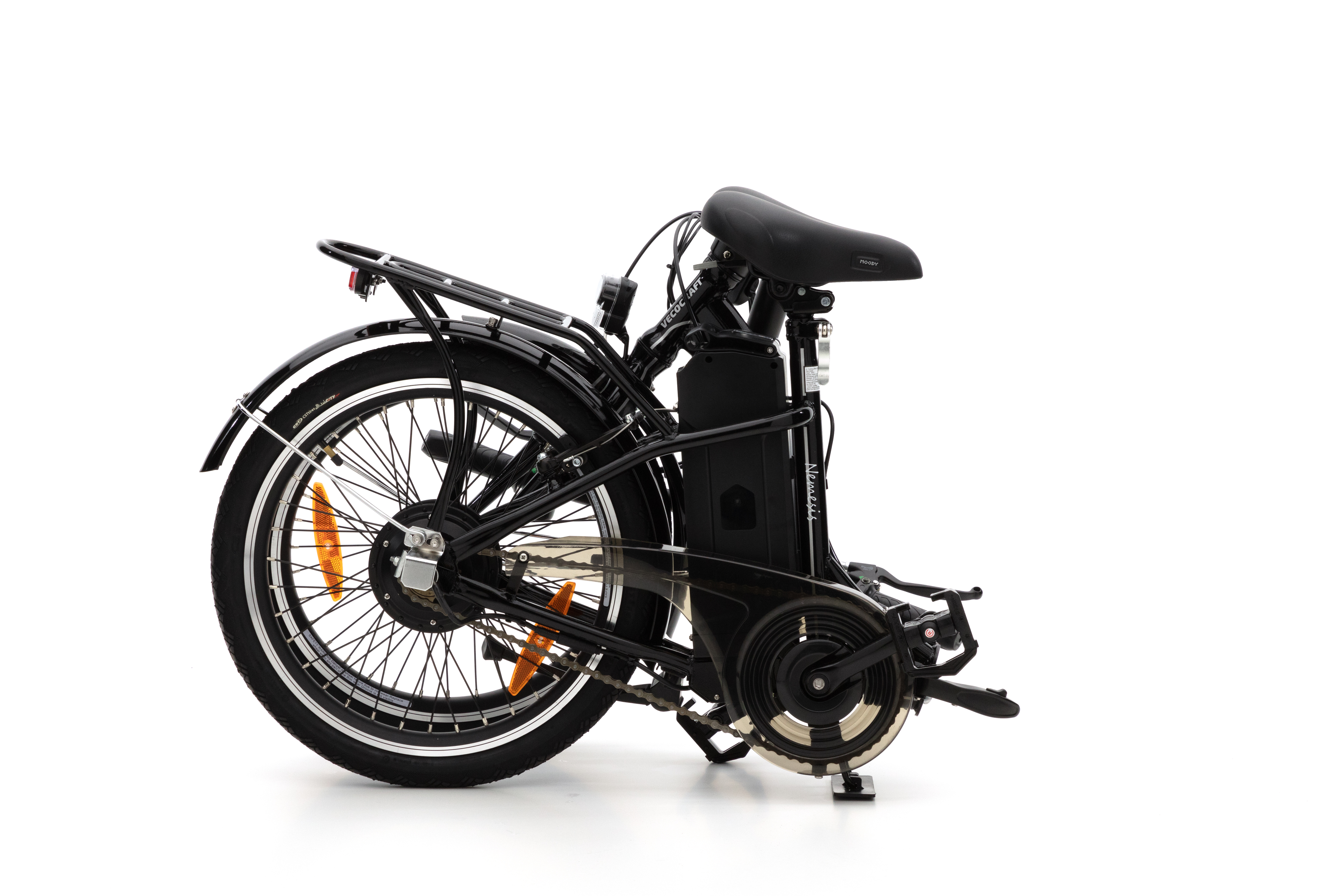 Ein schwarzes Klappfahrrad in einer Studio-Umgebung, von der Seite betrachtet.