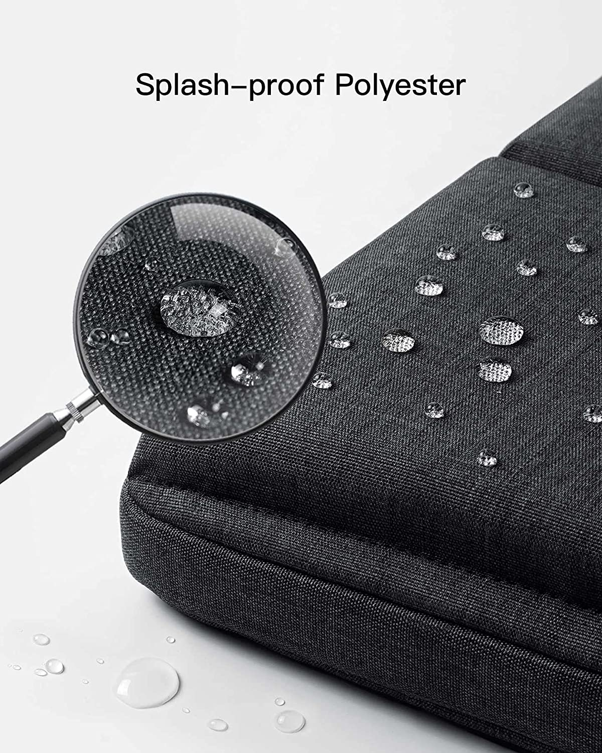 Nahaufnahme einer schwarzen Tasche, mit Lupe, die Wassertropfen zeigt.