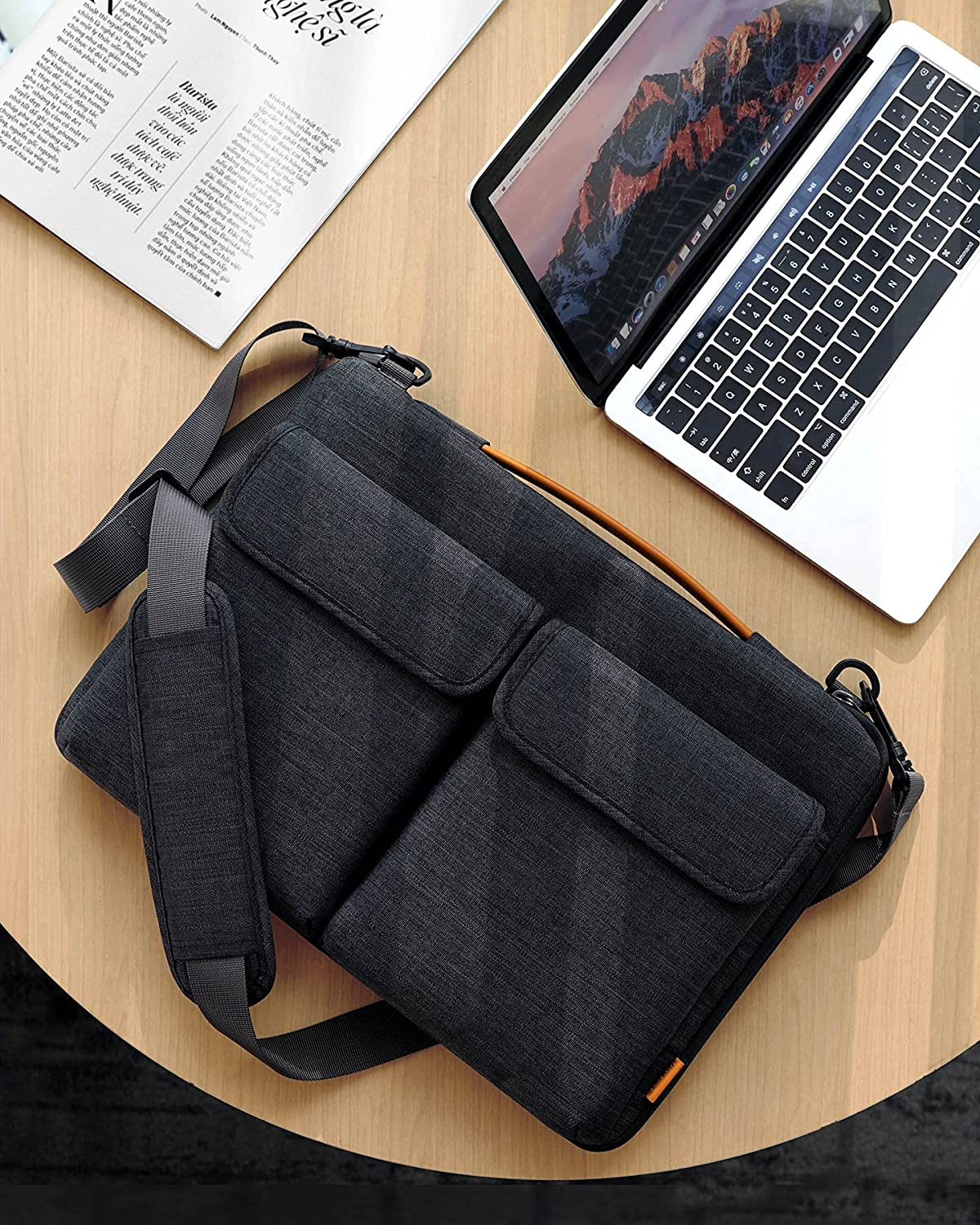 Laptoptasche mit Laptop, Buch und Stift auf Holzoberfläche, Draufsicht.