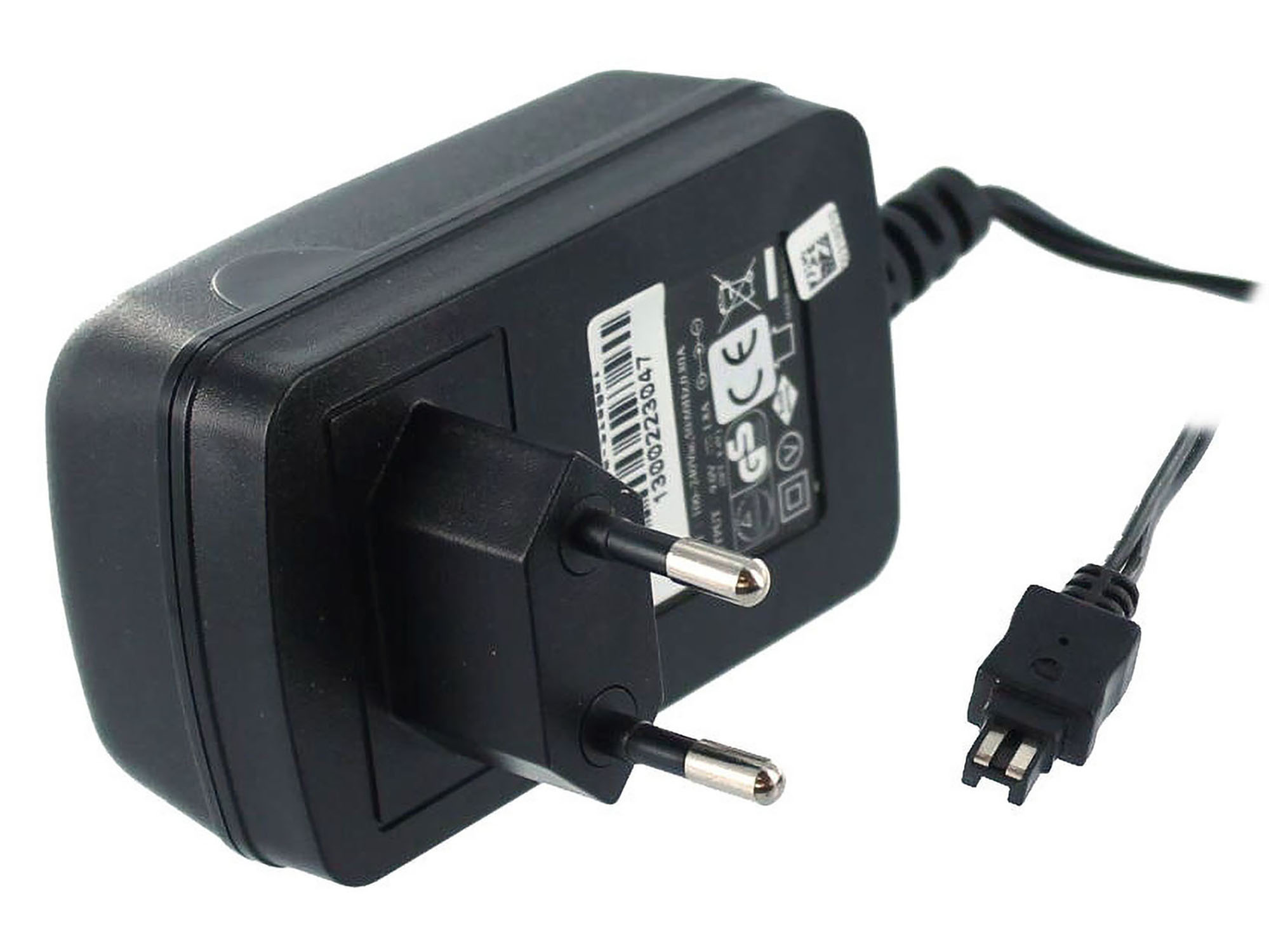 Schwarzes Netzteil mit Stiften und Ladeanschluss. Schwarzes Kabel. Weißer Hintergrund.