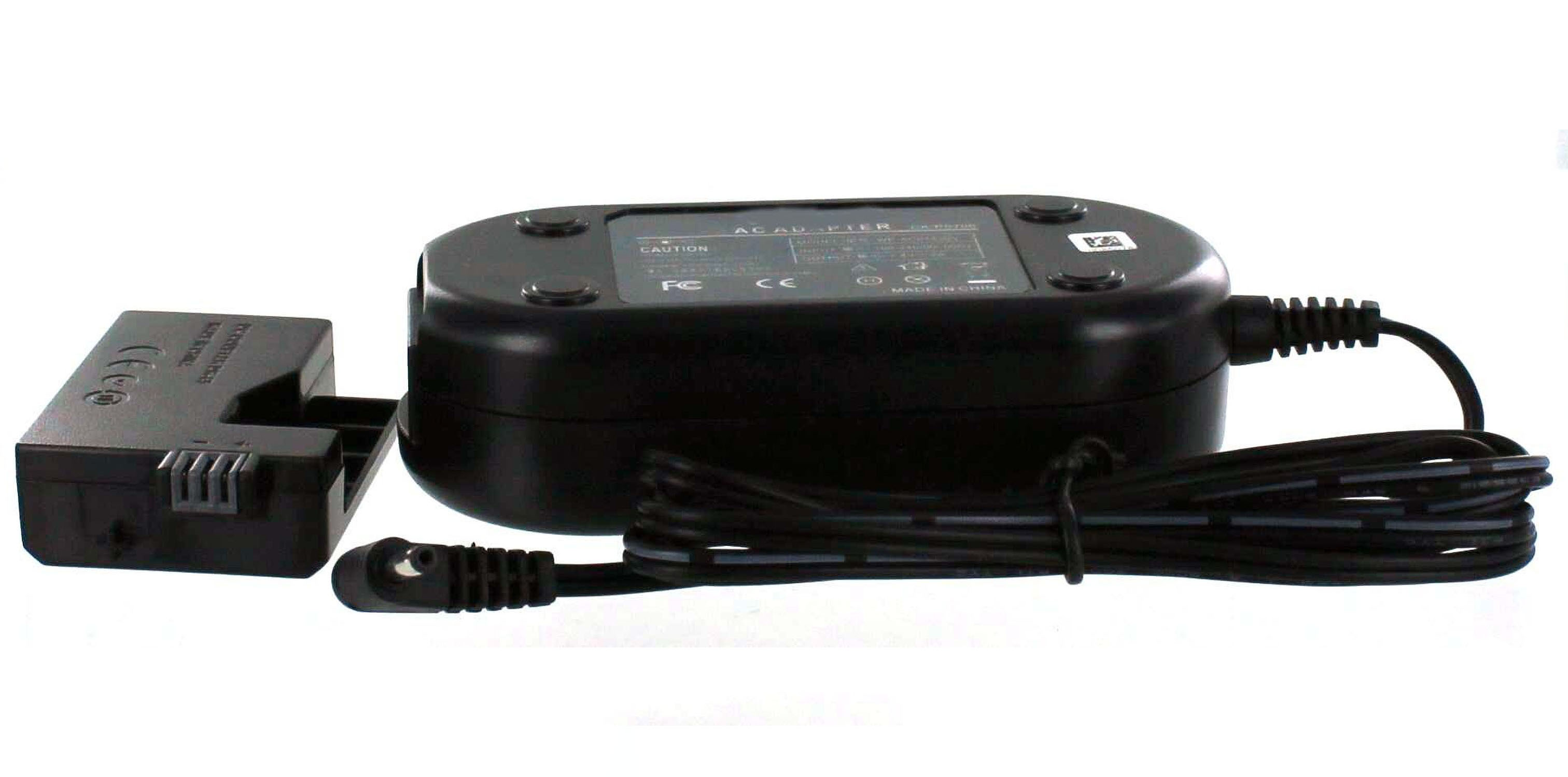 Schwarzer Ladeadapter und ein schwarzes Akkupack. Ein schwarzes Kabel verbindet den Adapter. Weißer Hintergrund.