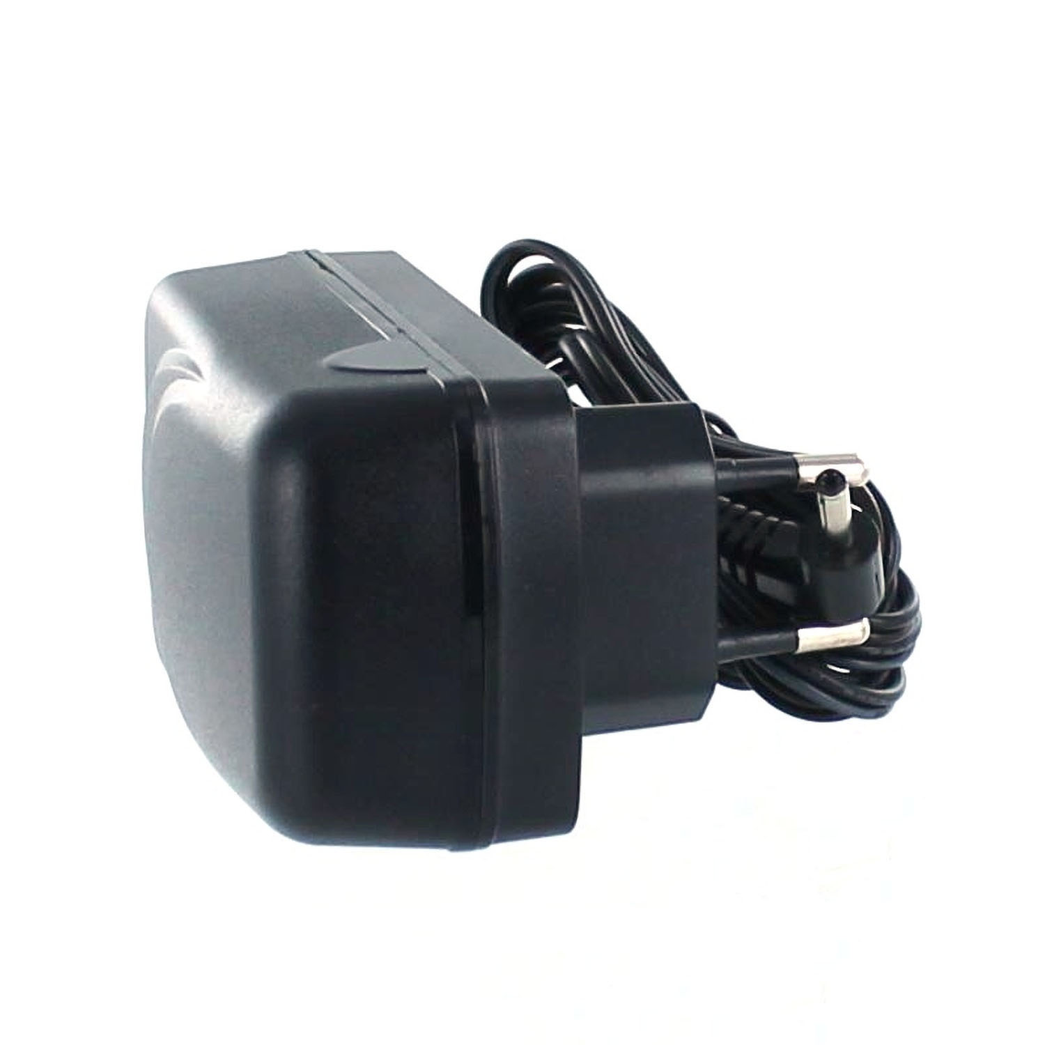 Schwarzes Netzteil mit Stecker und Kabel, freigestellt auf Weiß.