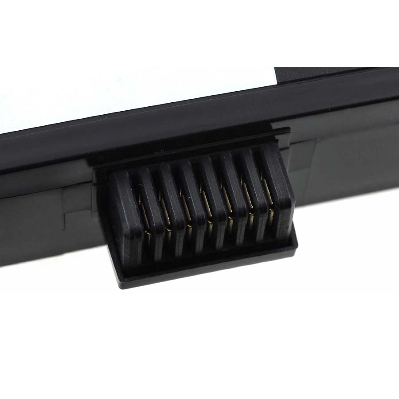 Conector de batería negro con pines dorados. Primer plano. Fondo blanco.