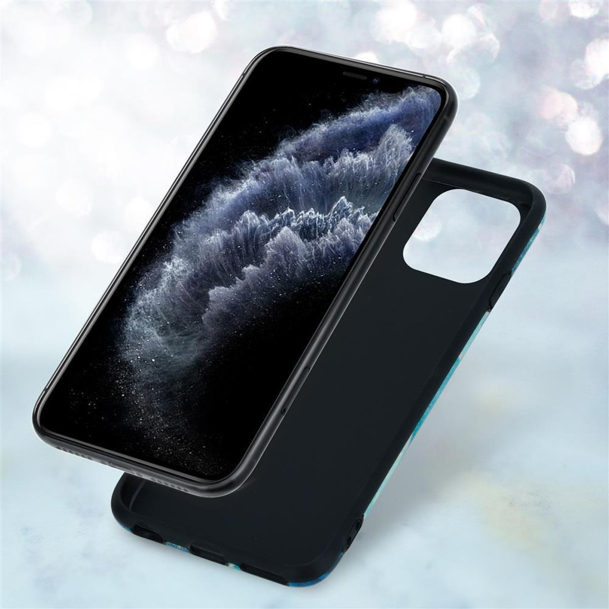 Telefono con custodia, fluttuante. La custodia è nera con vortici blu. Lo schermo mostra un'immagine blu e bianca.