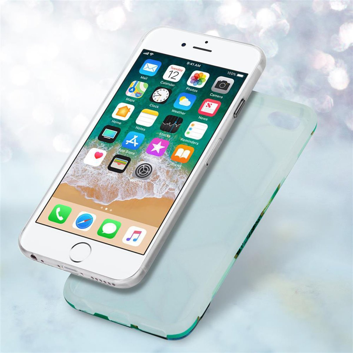 Ein Telefon mit einer Hülle. Das Telefon ist weiß. Der Hintergrund ist weiß und blau.
