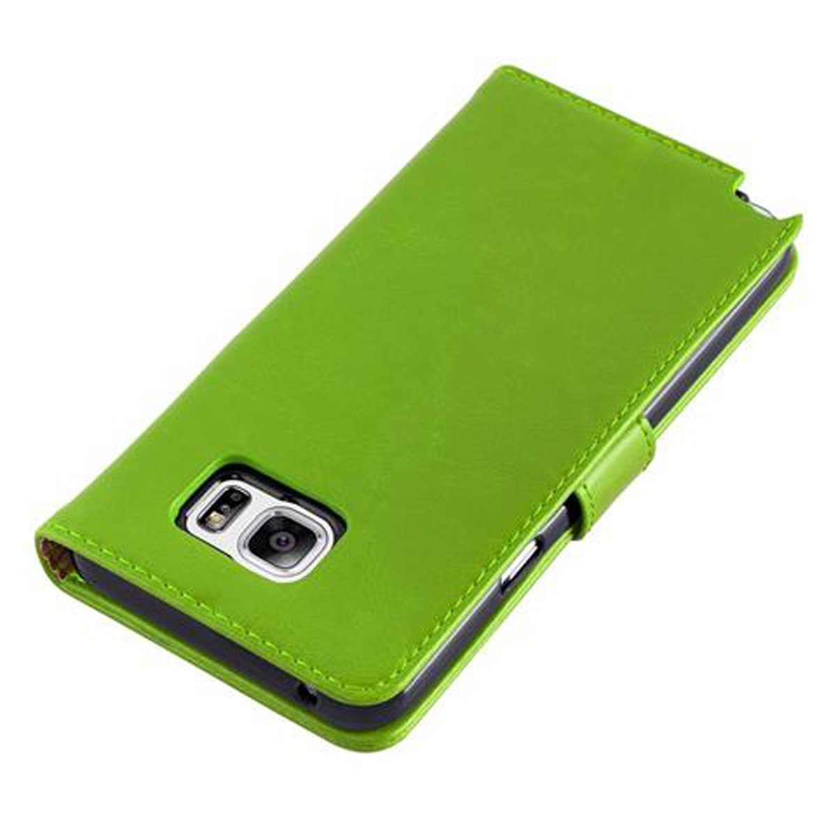 Una funda verde para teléfono. La funda cubre el teléfono. La funda es de cuero.