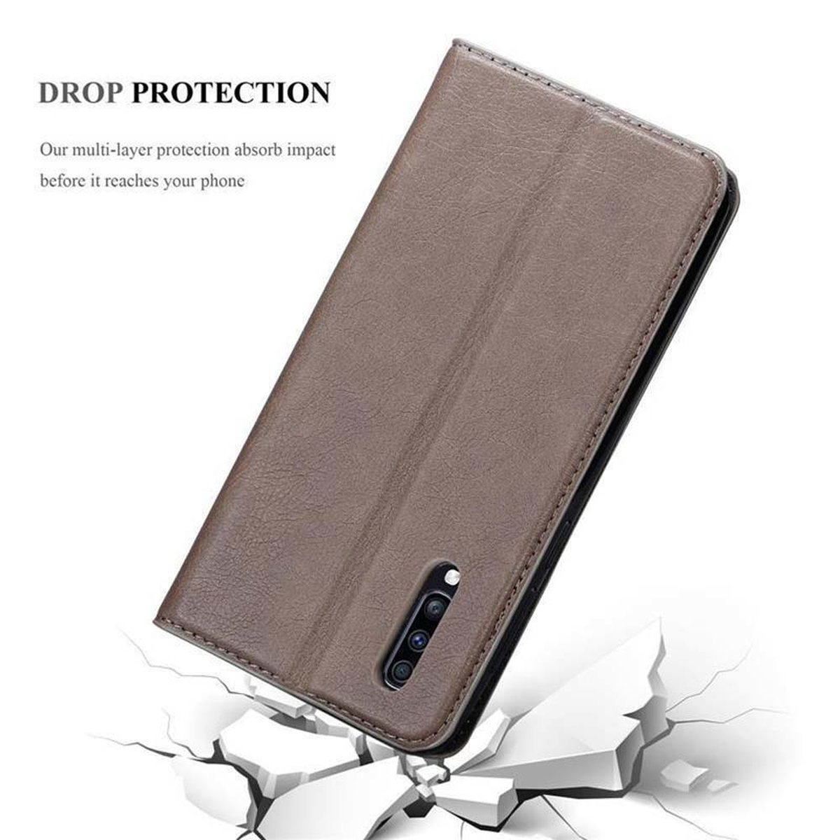Eine braune Handyhülle mit einem Telefon darin, über einer Oberfläche mit Rissen.