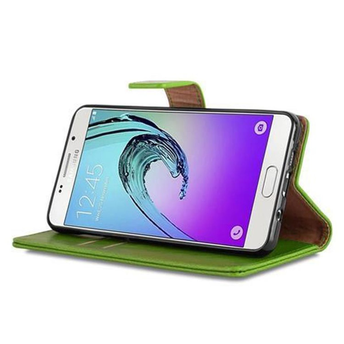 Teléfono en una funda verde, abierto, mostrando la pantalla.
