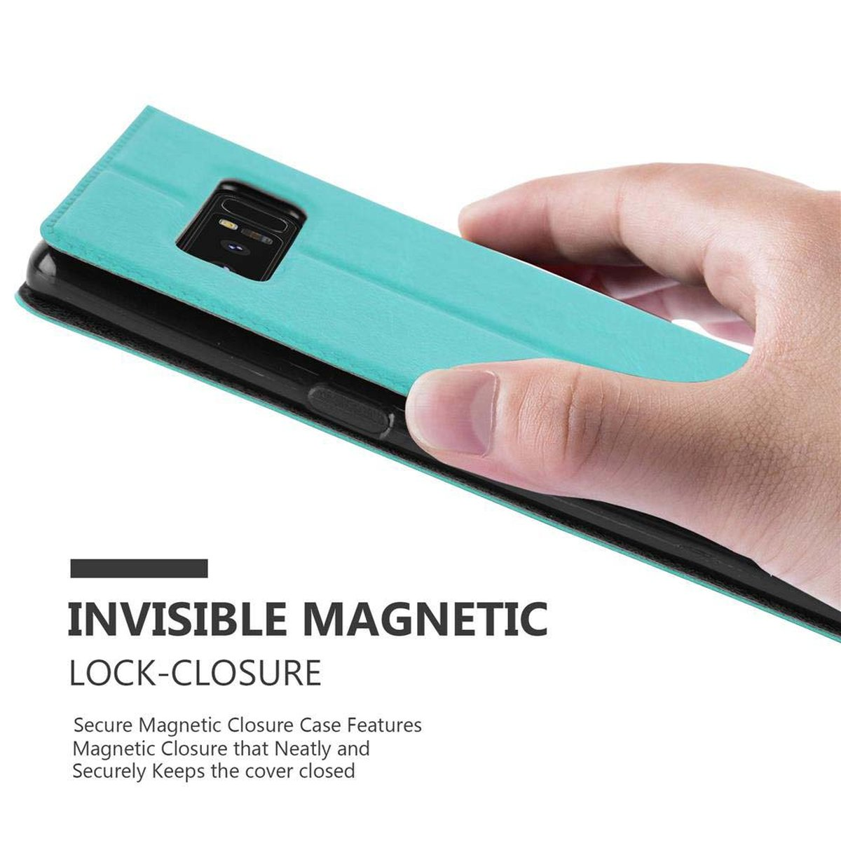 Mano che tiene una custodia per telefono. La custodia è azzurra. Il testo recita 'INVISIBLE MAGNETIC LOCK-CLOSURE'.