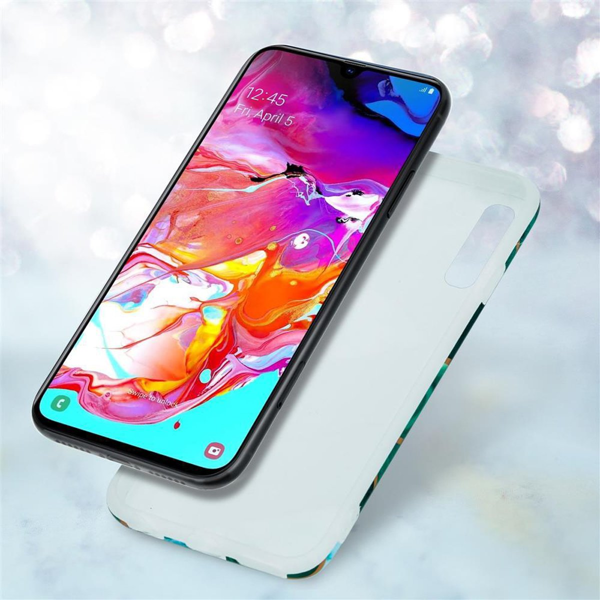 Telefono con custodia, design bianco/verde, schermo nero, luci sfocate.
