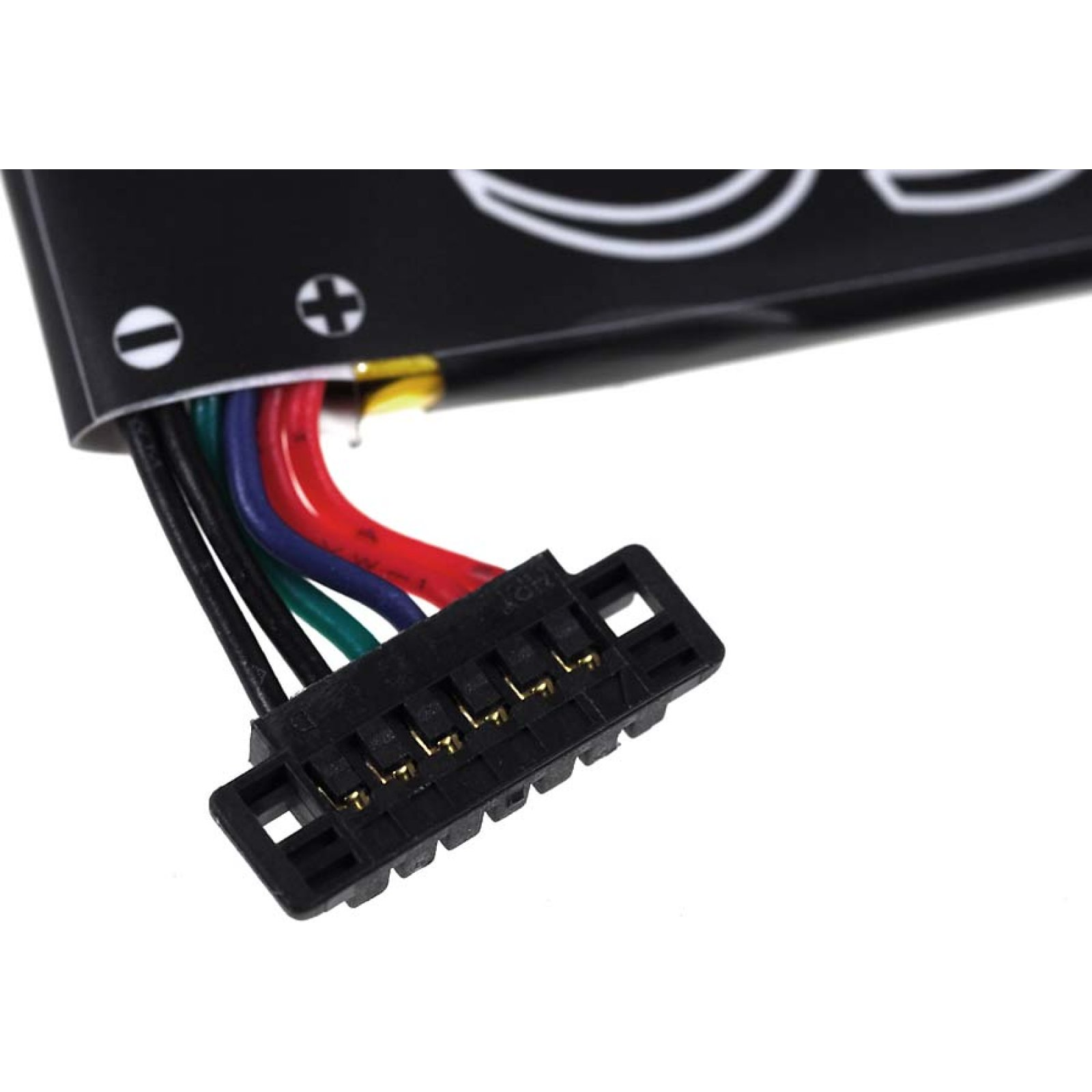 Primer plano de una batería de teléfono con cables de colores y un conector negro.