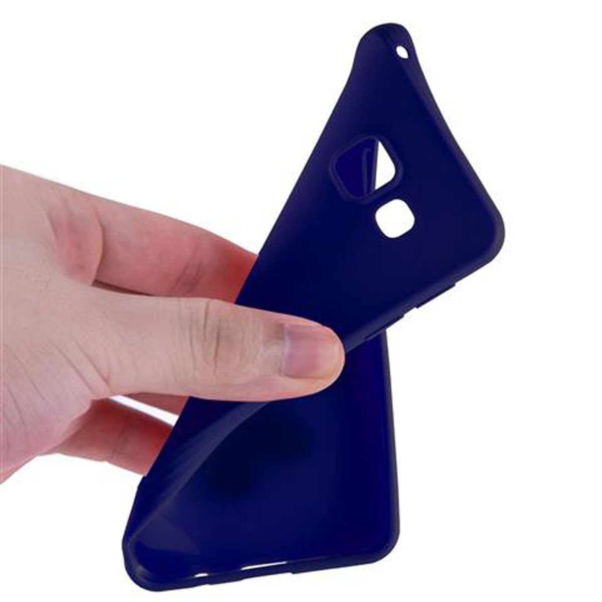 Mano che tiene una custodia per telefono blu navy. La custodia è flessibile e curva.