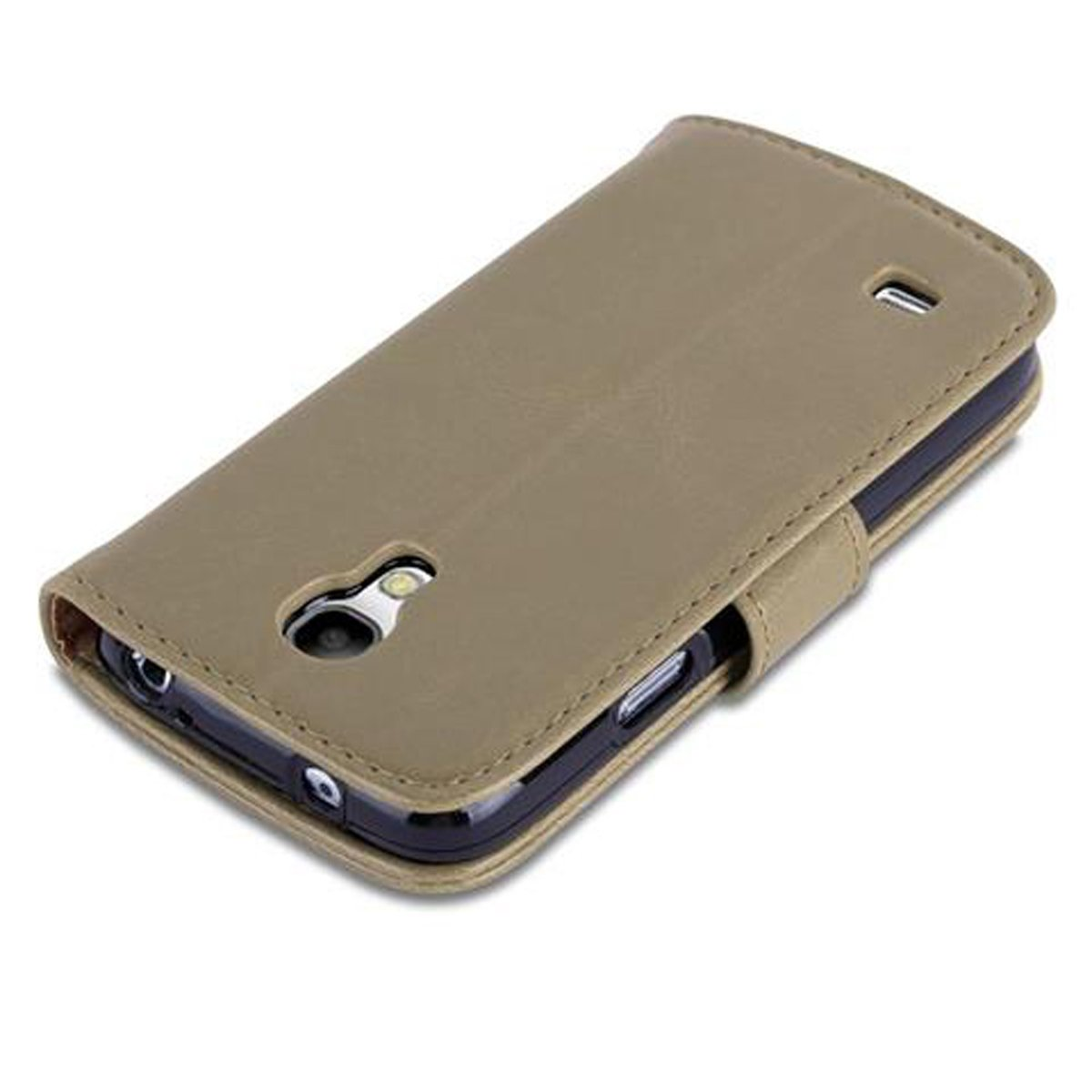 Funda de cuero color canela. Cerrada, con cierre magnético. El teléfono es visible.