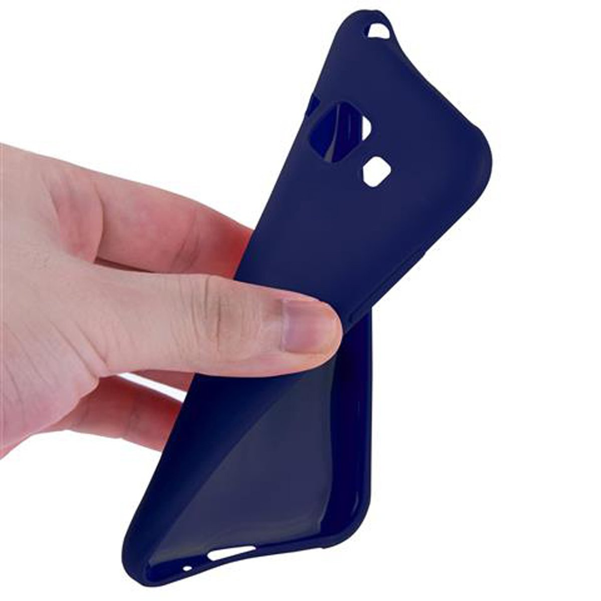 Una custodia per telefono blu scuro viene tenuta da una mano. È flessibile.