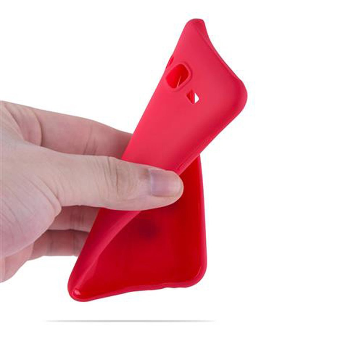 Funda roja, flexible, se dobla. La funda está en la mano.