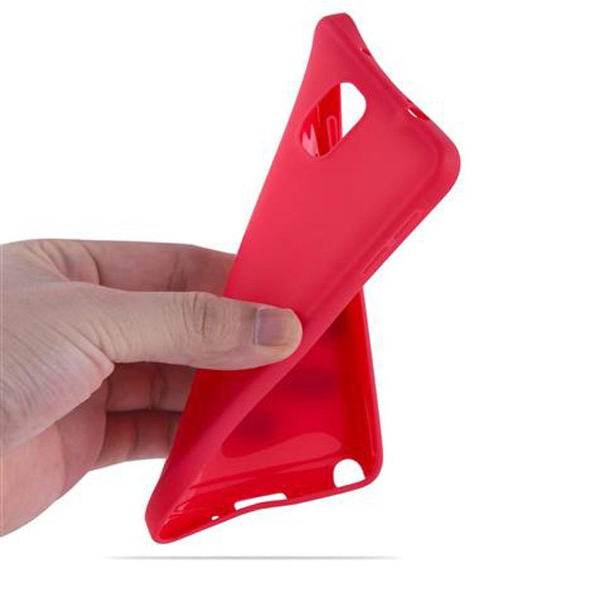 Una mano sostiene una funda de teléfono rojo brillante. La funda es flexible y tiene recortes.