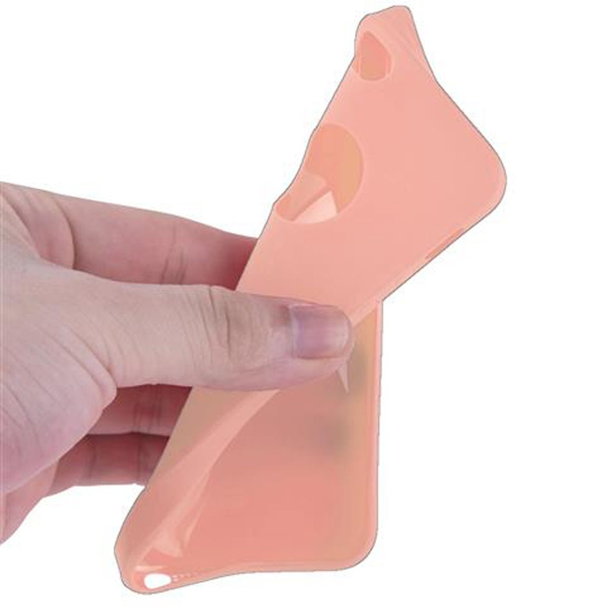 Mano sosteniendo una funda de teléfono color melocotón. Fondo blanco.