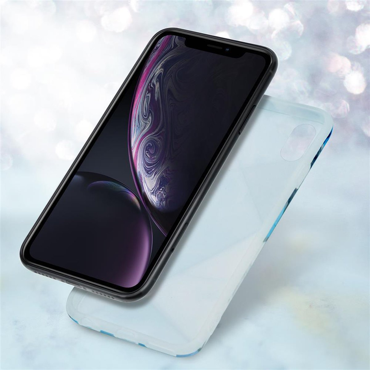 Un iPhone nero è appoggiato su una custodia bianca, il display è acceso. Sfondo bokeh.