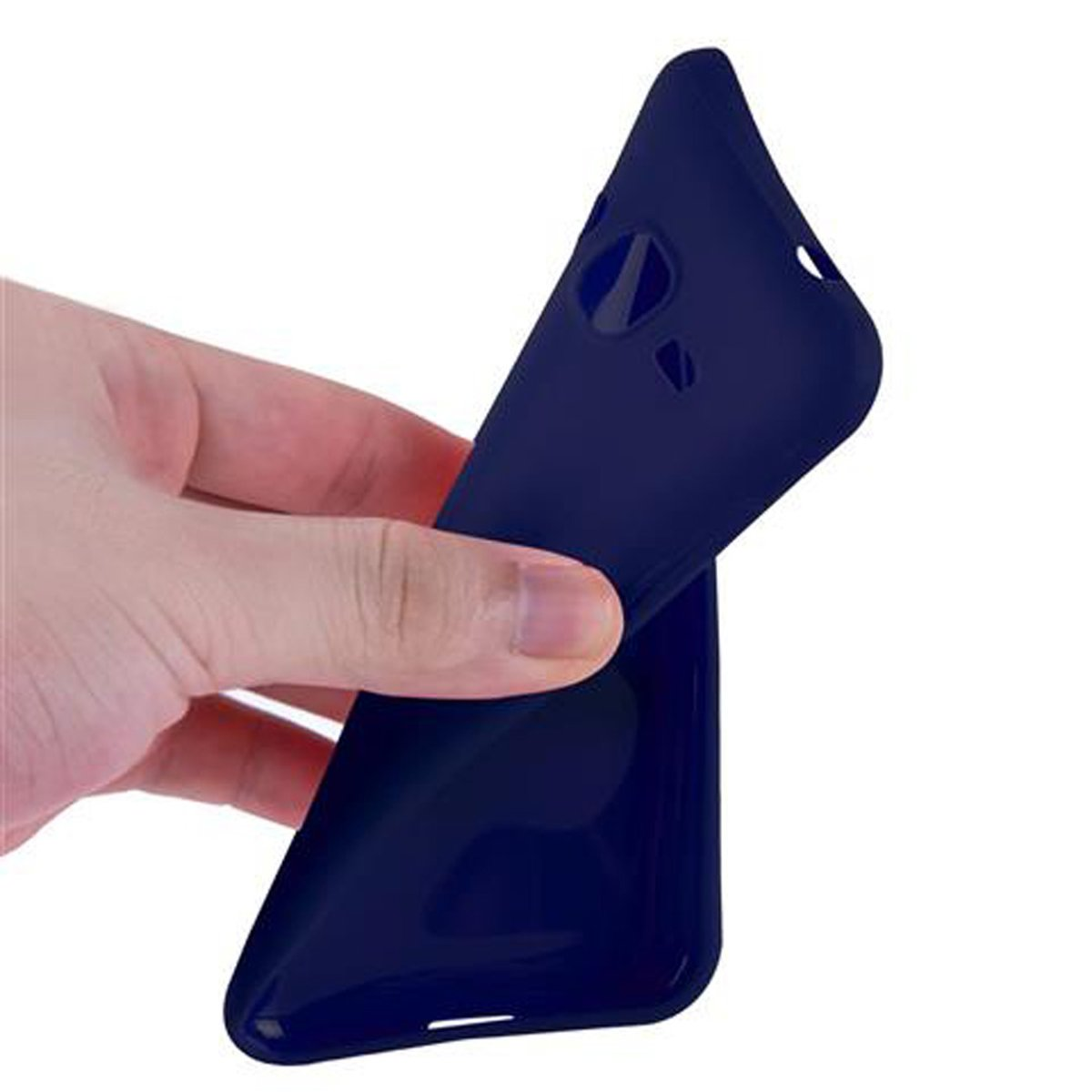 Una mano tiene una custodia per telefono blu scuro, mostrando la sua flessibilità.