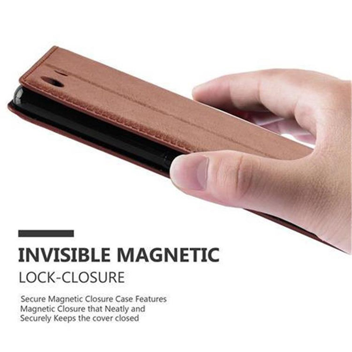 Funda marrón para teléfono con cierre magnético. Una mano sostiene la funda abierta, mostrando el teléfono.