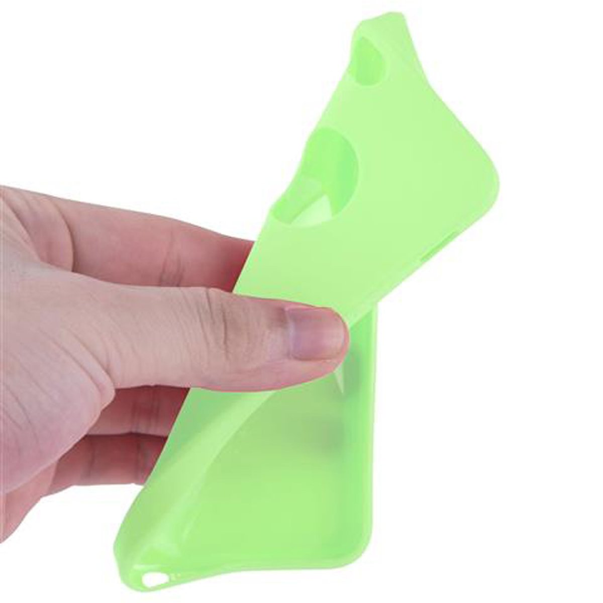 Mano sosteniendo una funda verde para teléfono. Fondo blanco.