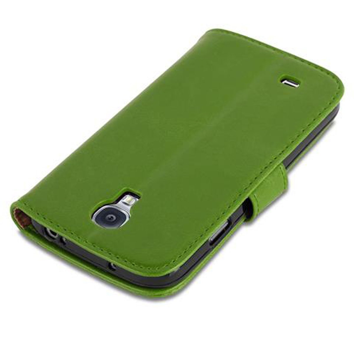 Una custodia verde per telefono, con un ritaglio per la fotocamera e un lembo per chiuderla. Sfondo bianco.