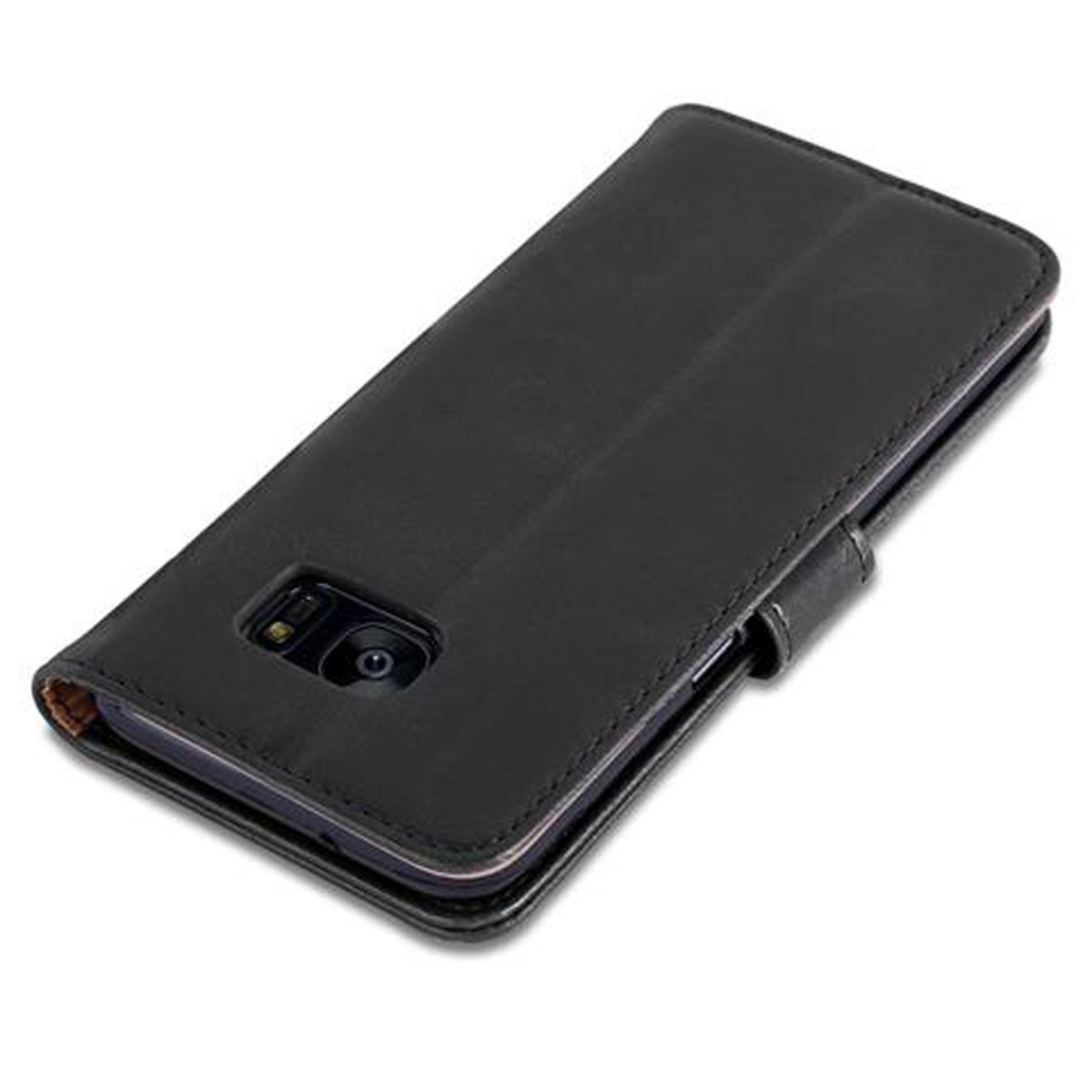 Funda de teléfono de cuero negro. Tiene un recorte para la cámara y un cierre magnético.